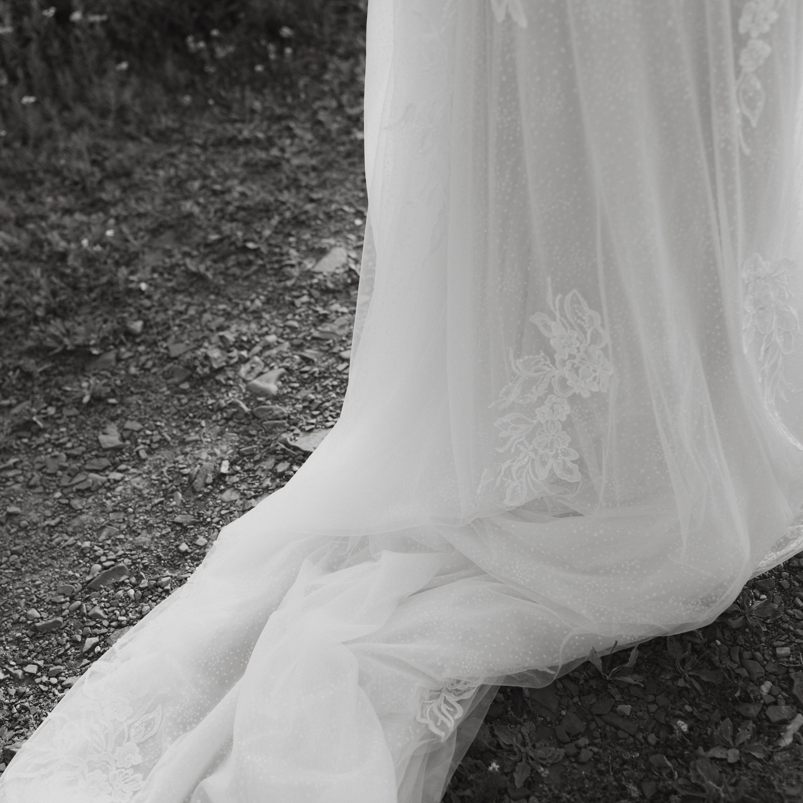 Detailaufnahme des Brautkleides bei einer Hochzeit in Hessen