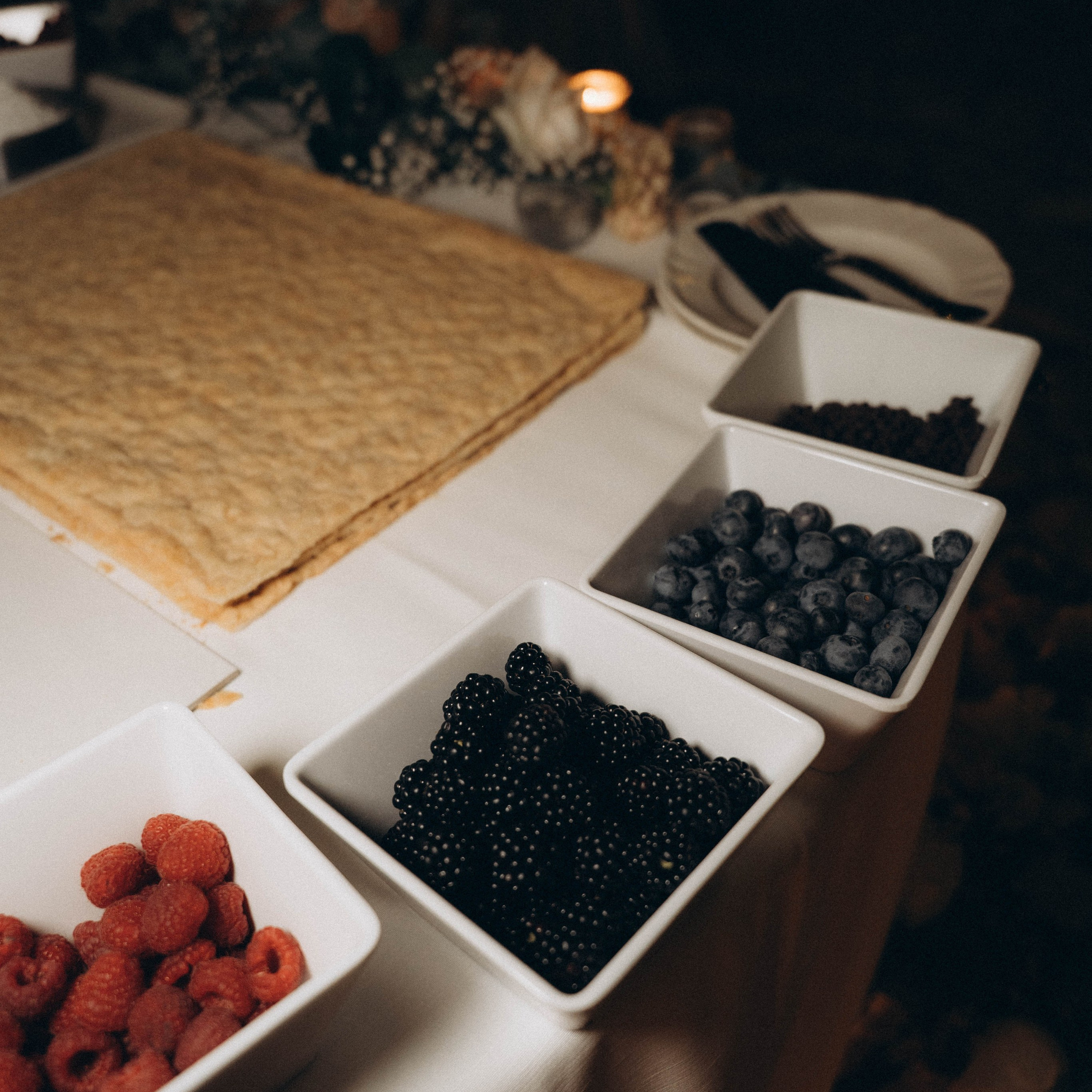 Vorbereitung von Pizza für die gemeinsame Pizza Night vor der Hochzeit