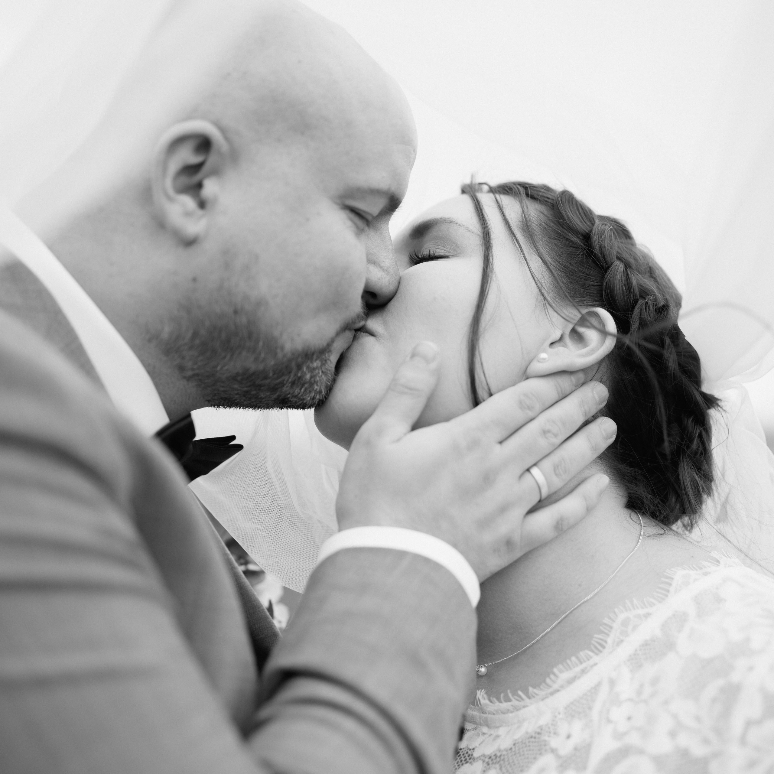 Standesamtliche Trauung Shooting im grünen fotografiert von Nicole Hartwich