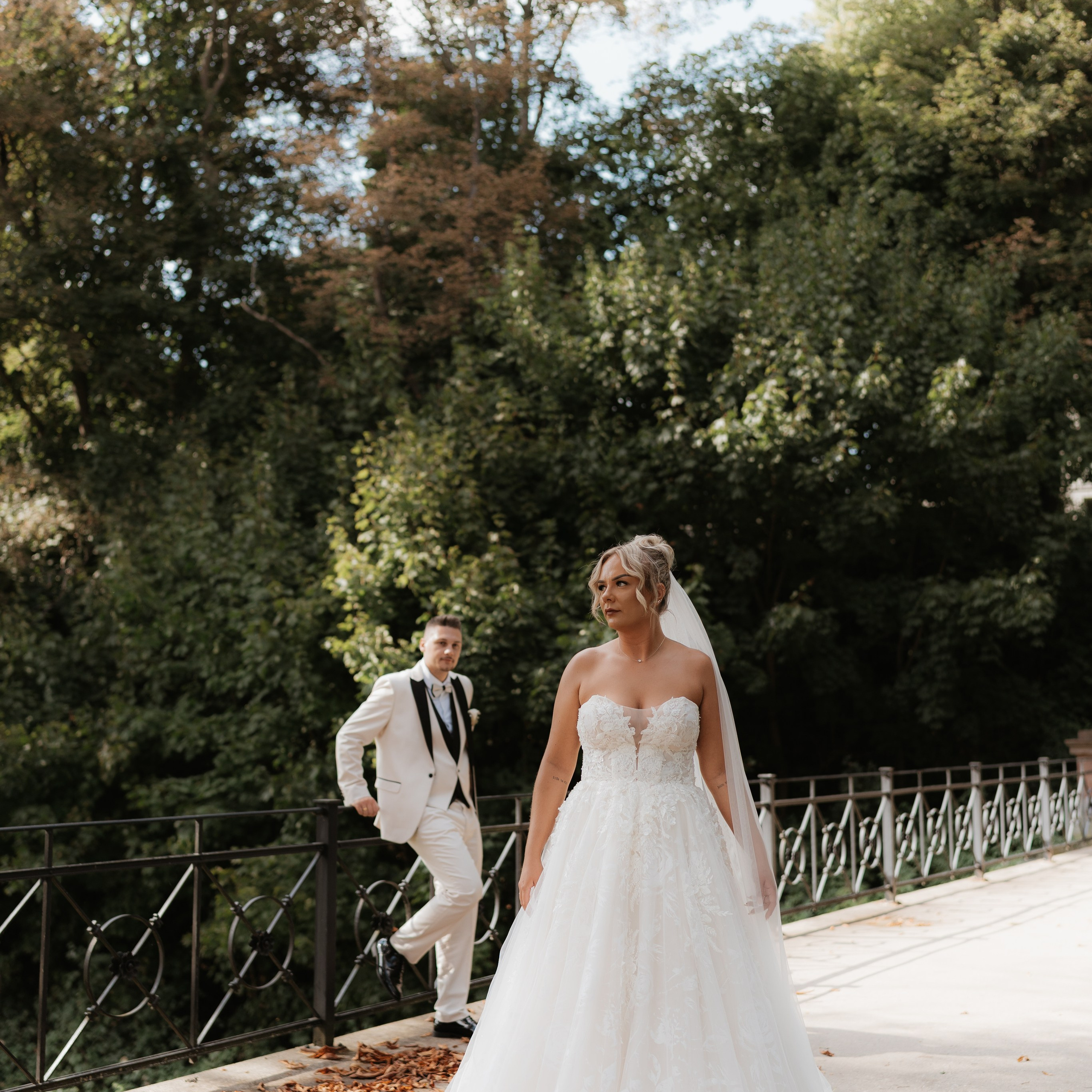 Natürliches Brautpaarshooting im Grünen bei einer Hochzeit in Kassel in Nordhessen