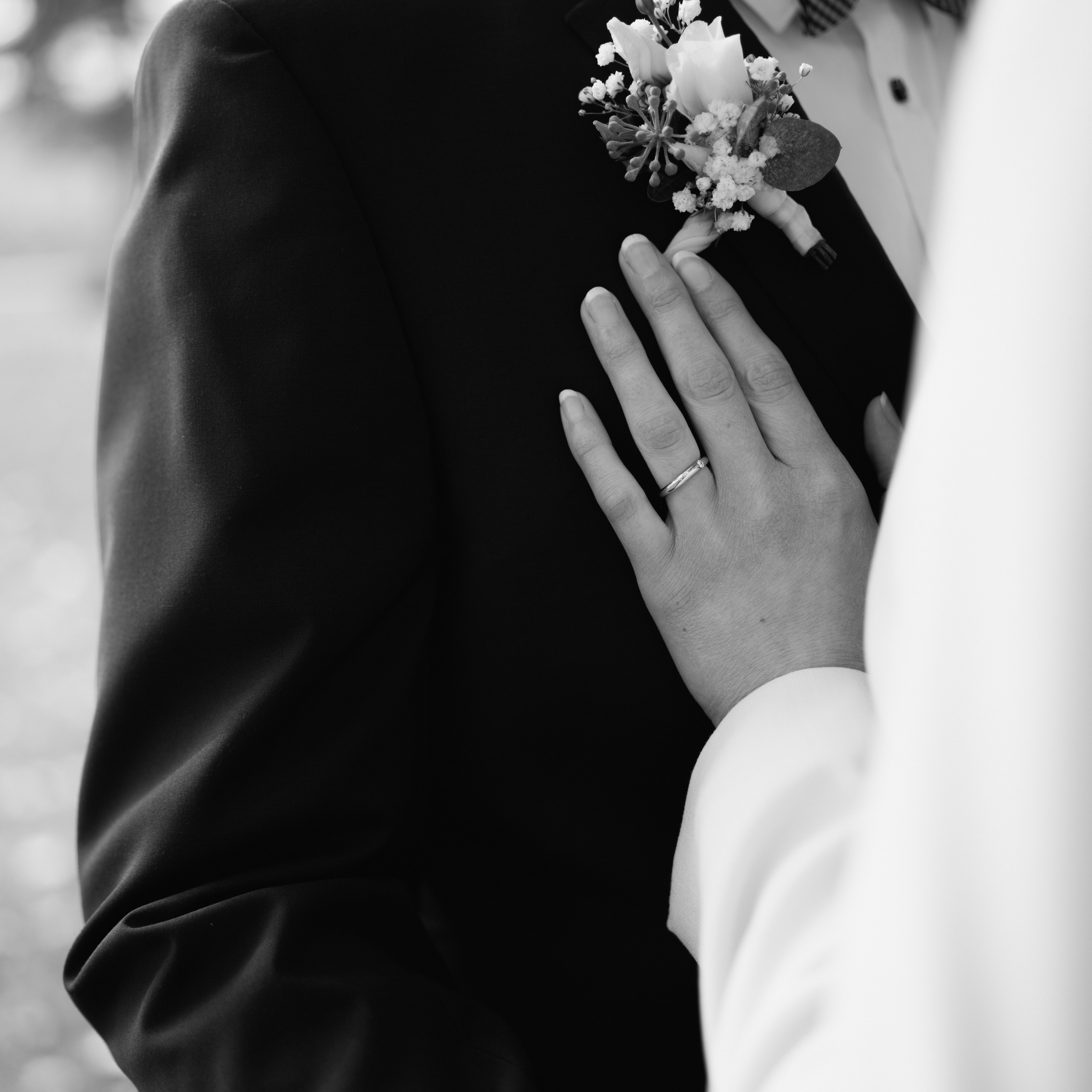 Romantische Detailaufnahme bei der standesamtlichen Trauung in Korbach, Nicole Hartwich Fotografie