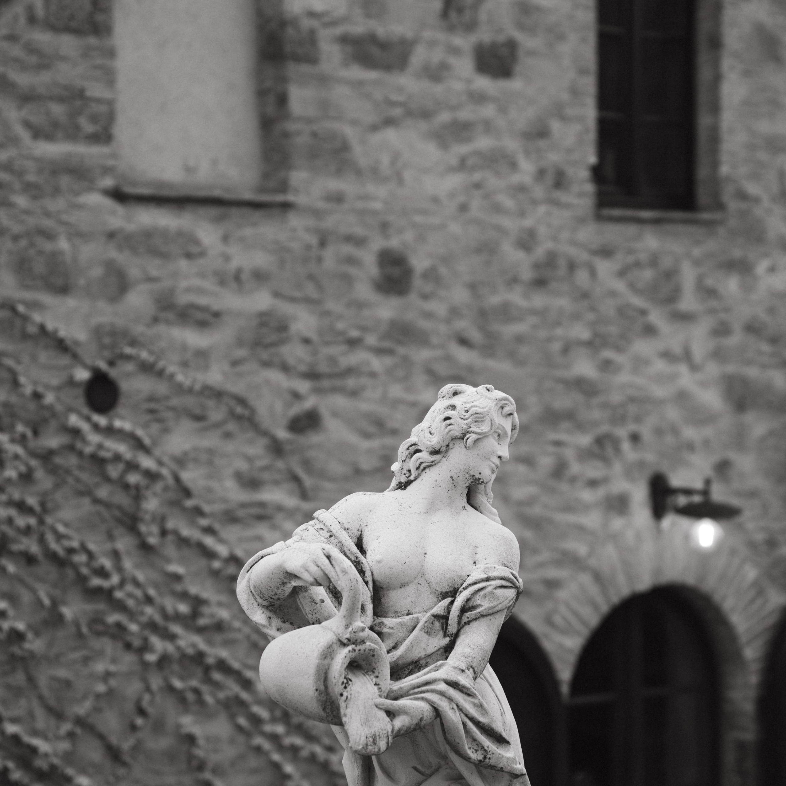 Brautpaar vor einer historischen Steinfassade in Italien