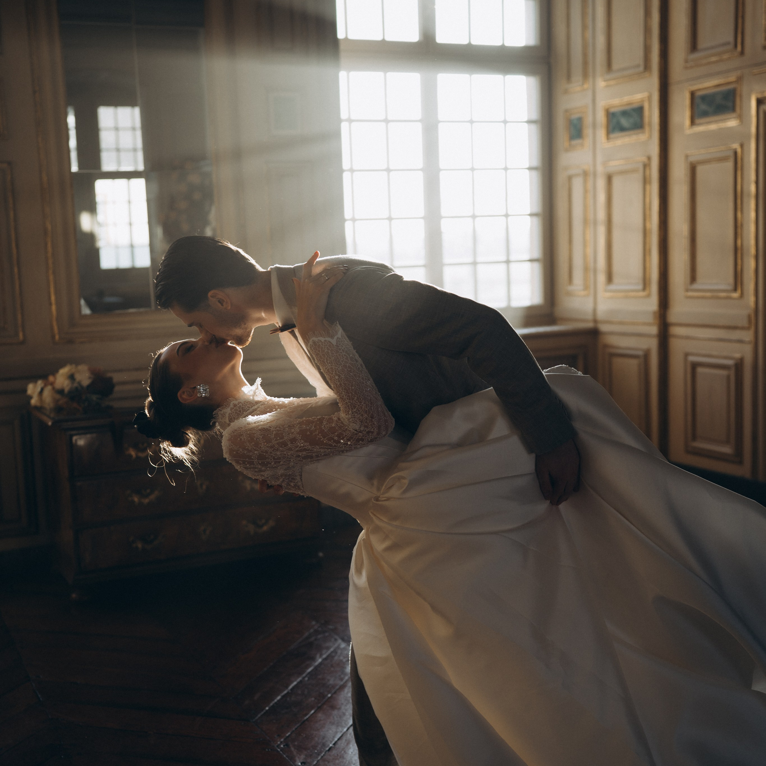 Emotionaler Moment des Brautpaares während einer Hochzeitsreportage in Nordhessen, fotografiert von Nicole Hartwich