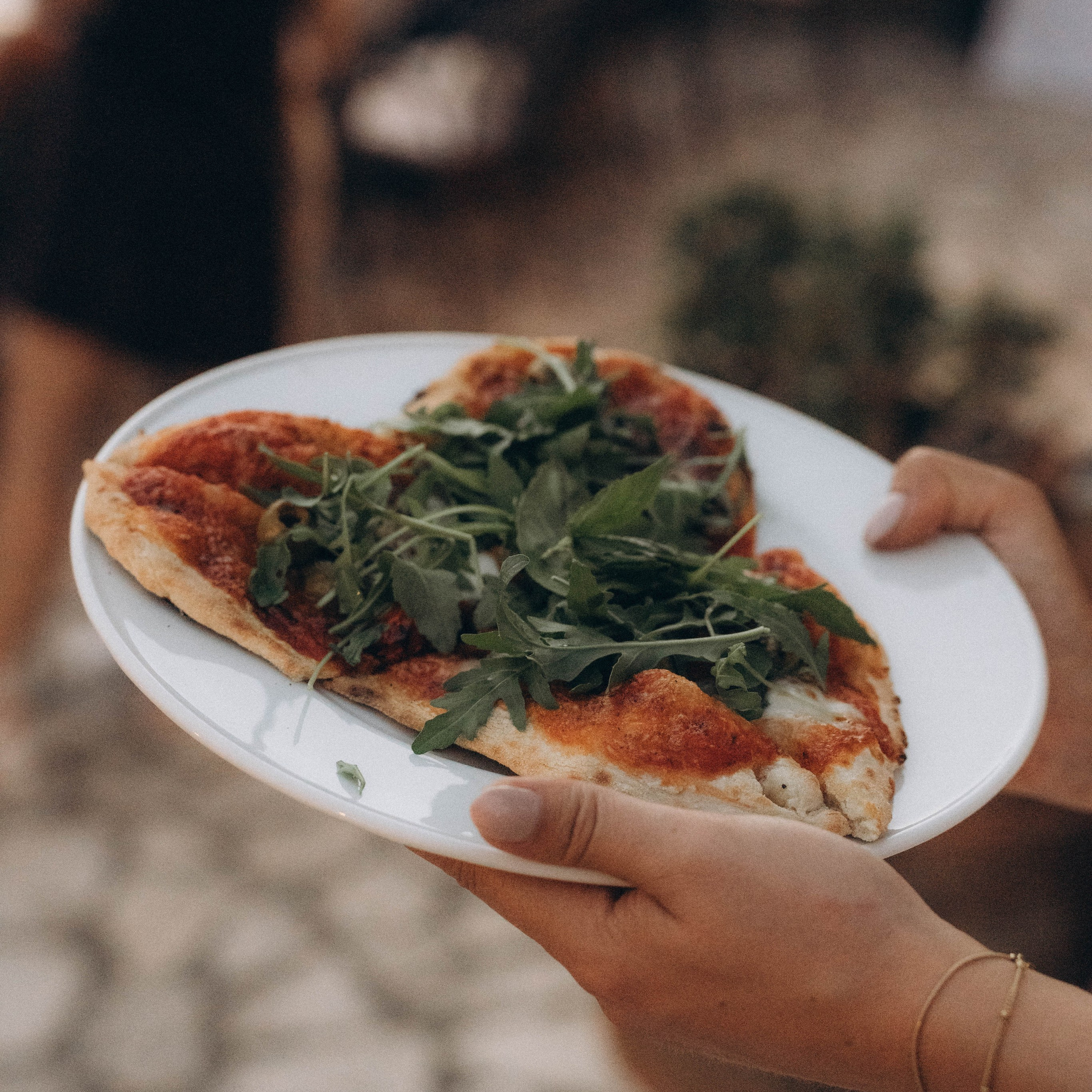 Frisch gebackene Pizza bei der Pizza Night mit den Hochzeitsgästen