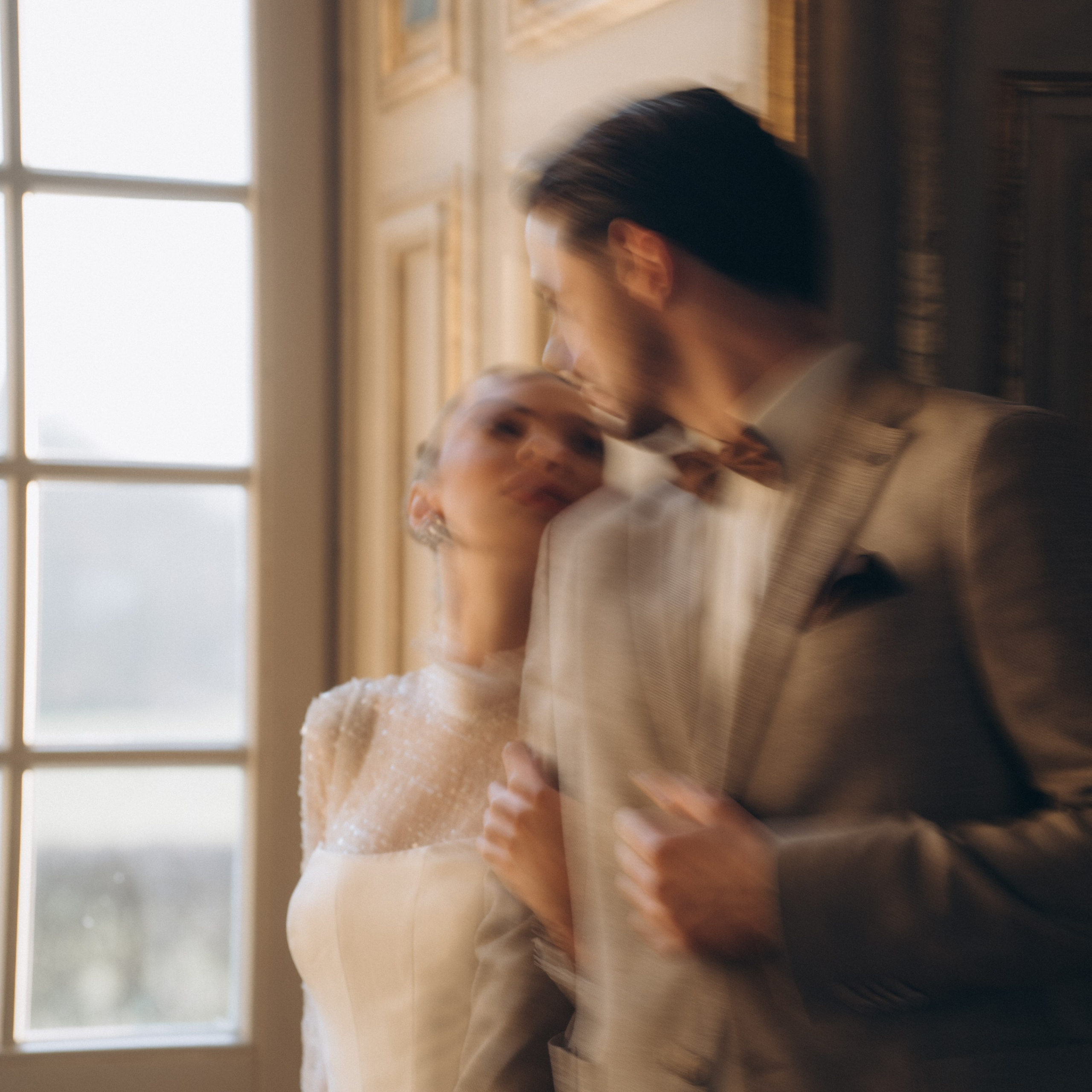 Emotionaler Moment des Brautpaares während einer Hochzeitsreportage in Nordhessen, fotografiert von Nicole Hartwich