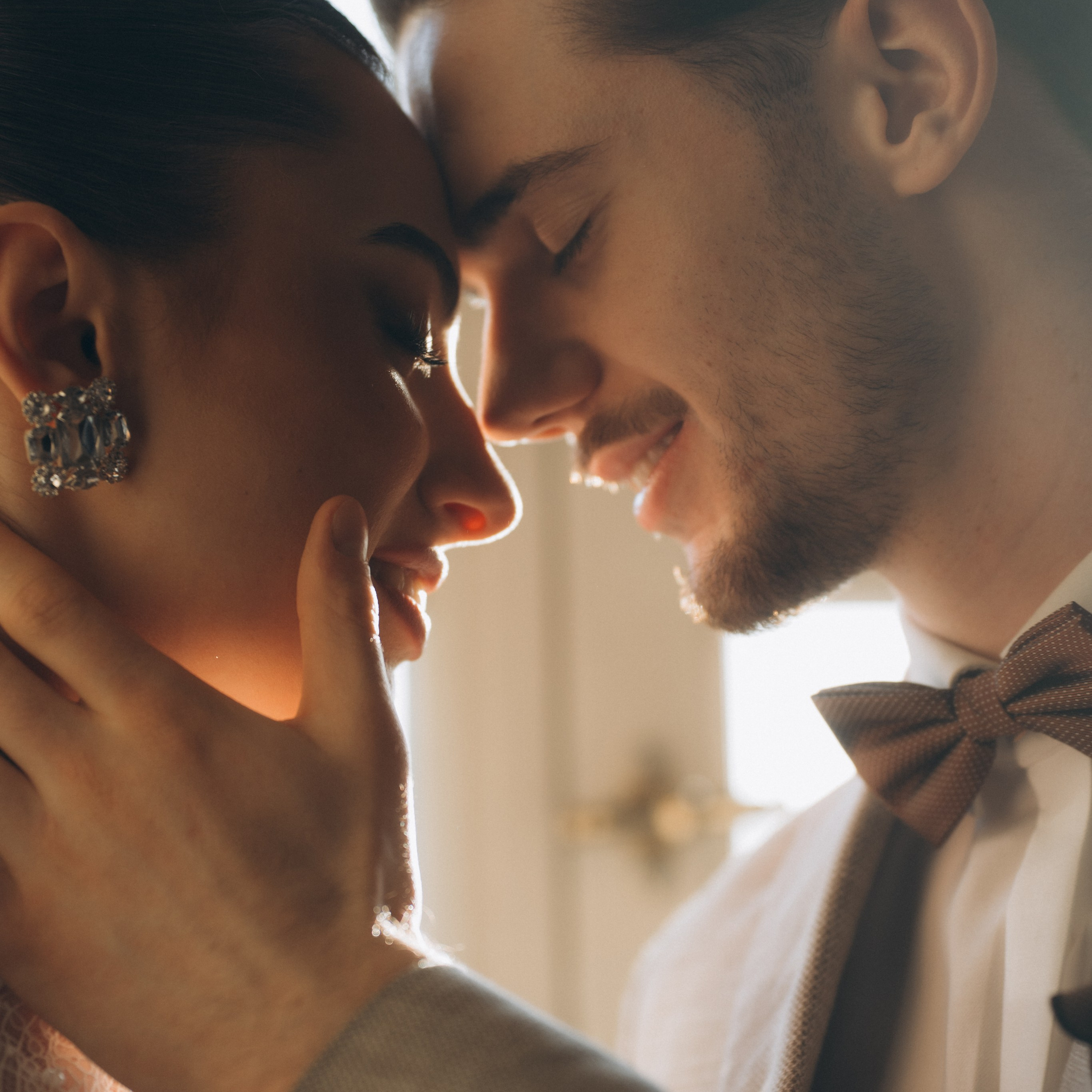 Emotionaler Moment des Brautpaares während einer Hochzeitsreportage in Nordhessen, fotografiert von Nicole Hartwich