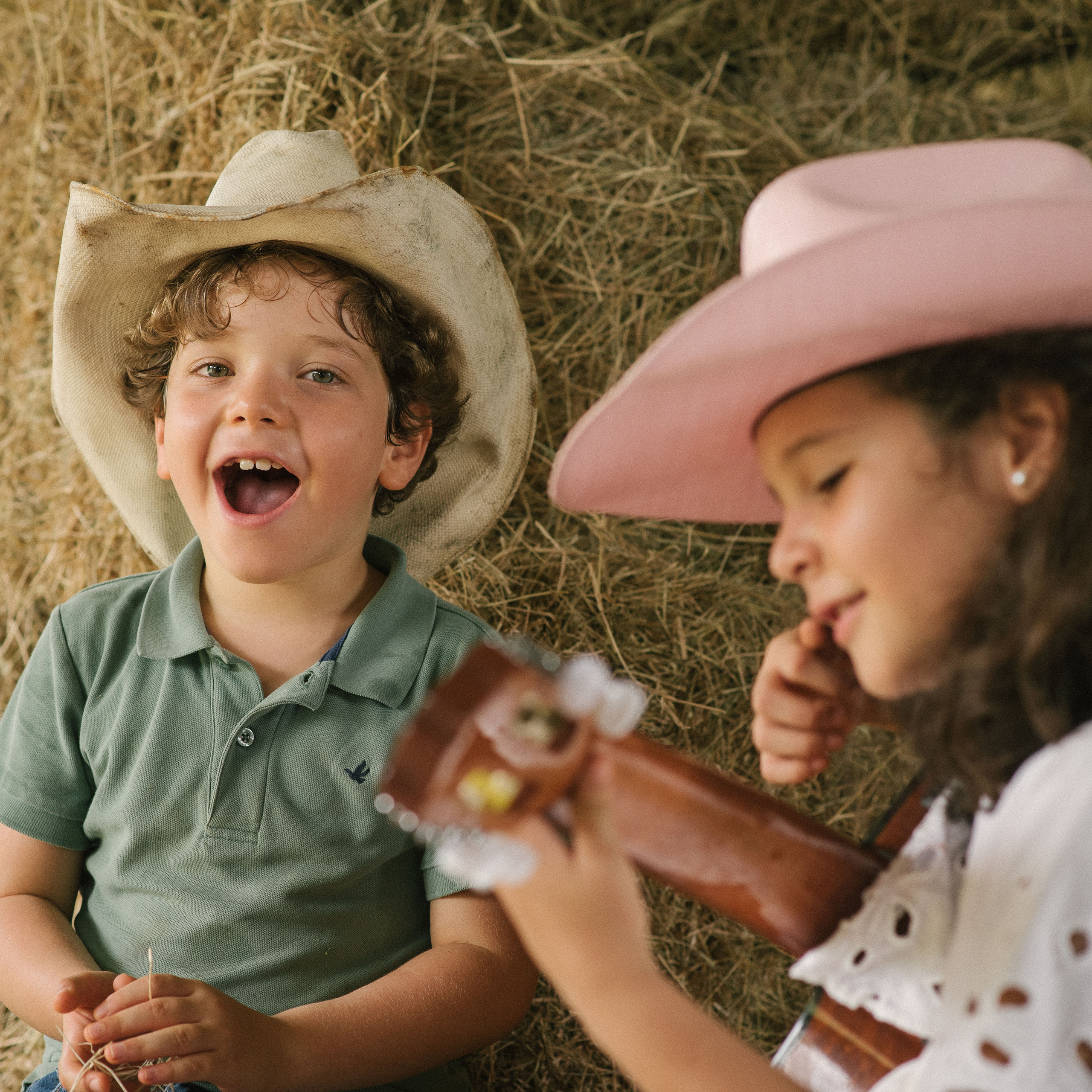 sesión de fotos con niños y contando con la guitarra 