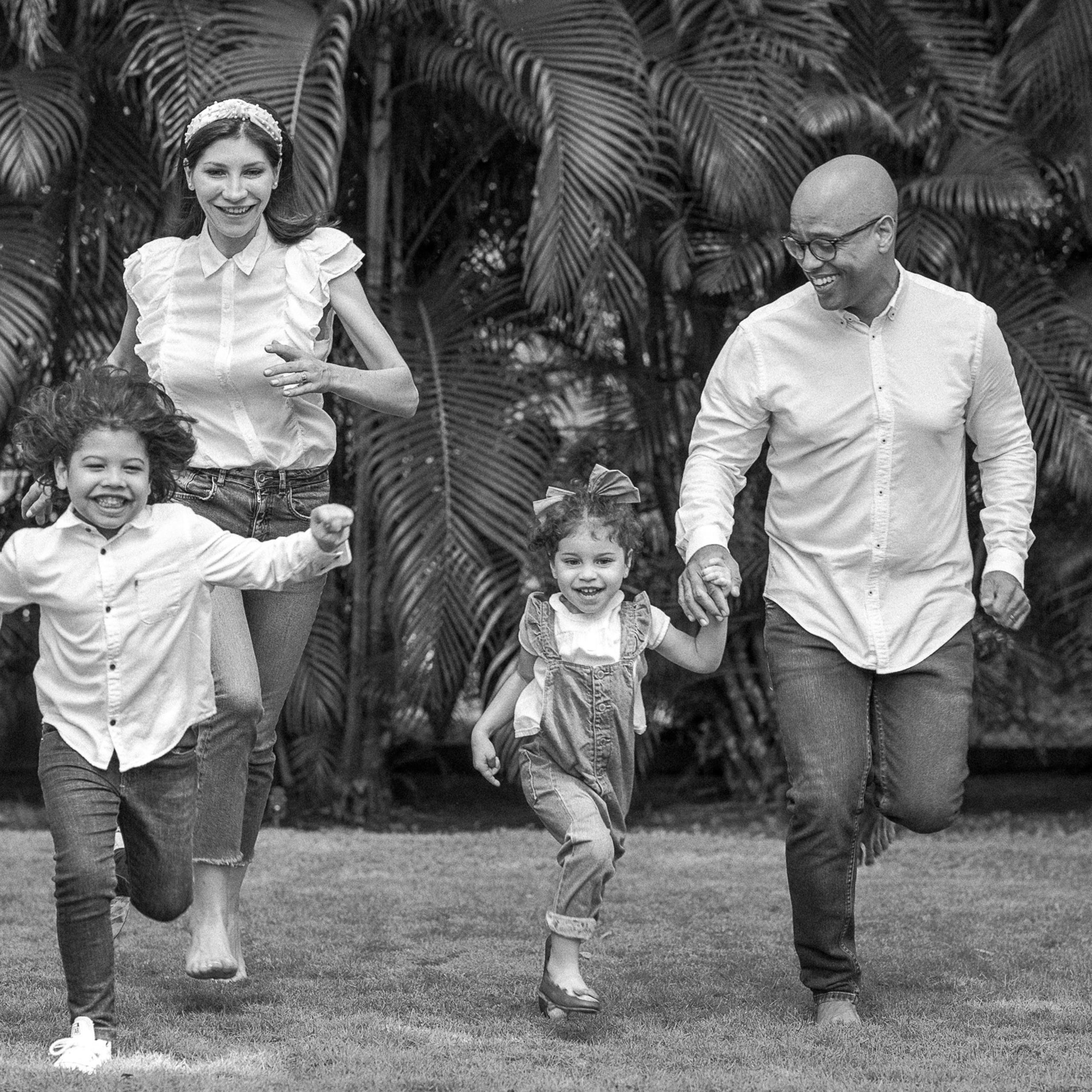 sesión de fotos familiar negro blanco