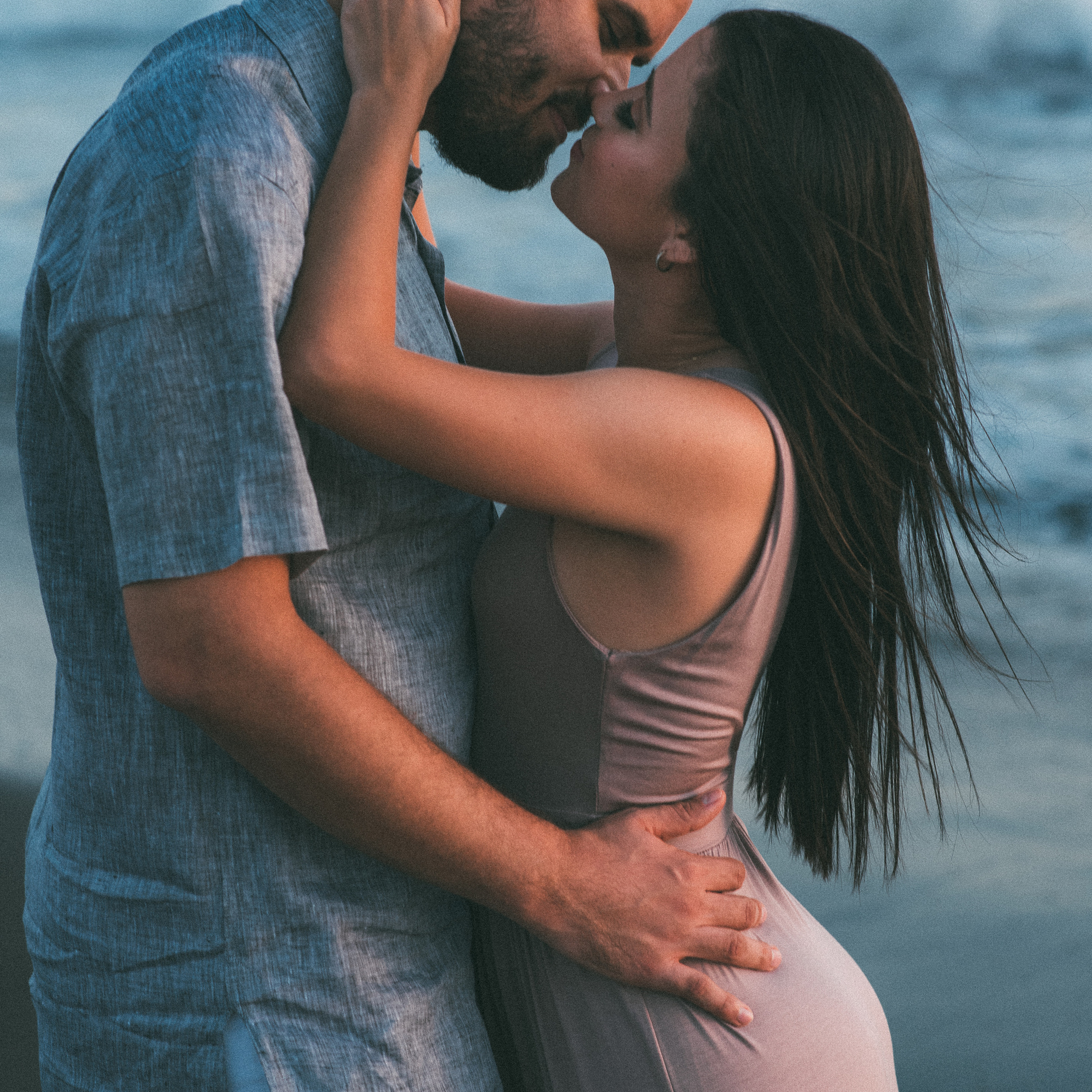 sesión de pre boda en la playa y beso romantico