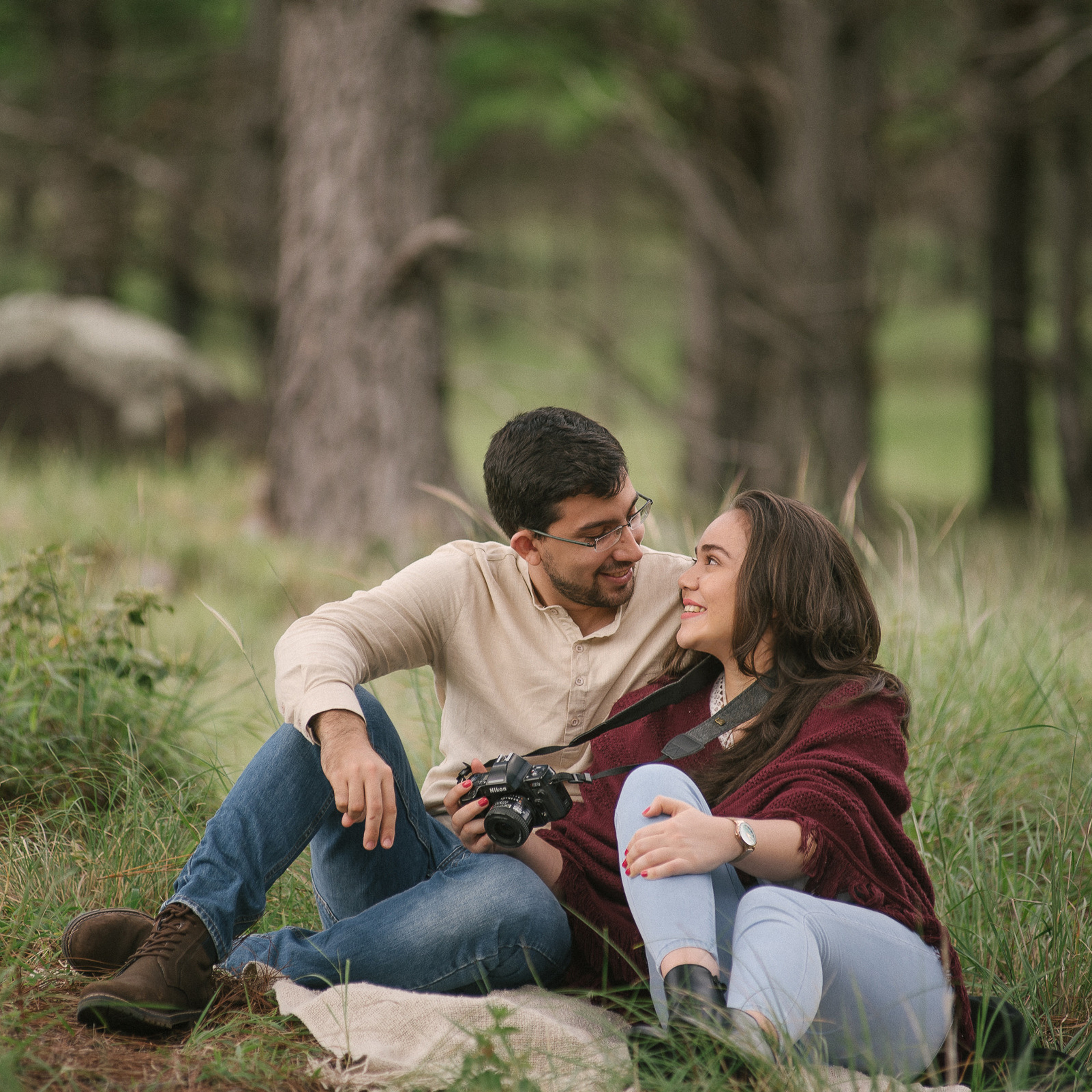 Sesión de fotos en el bosque con la pareja