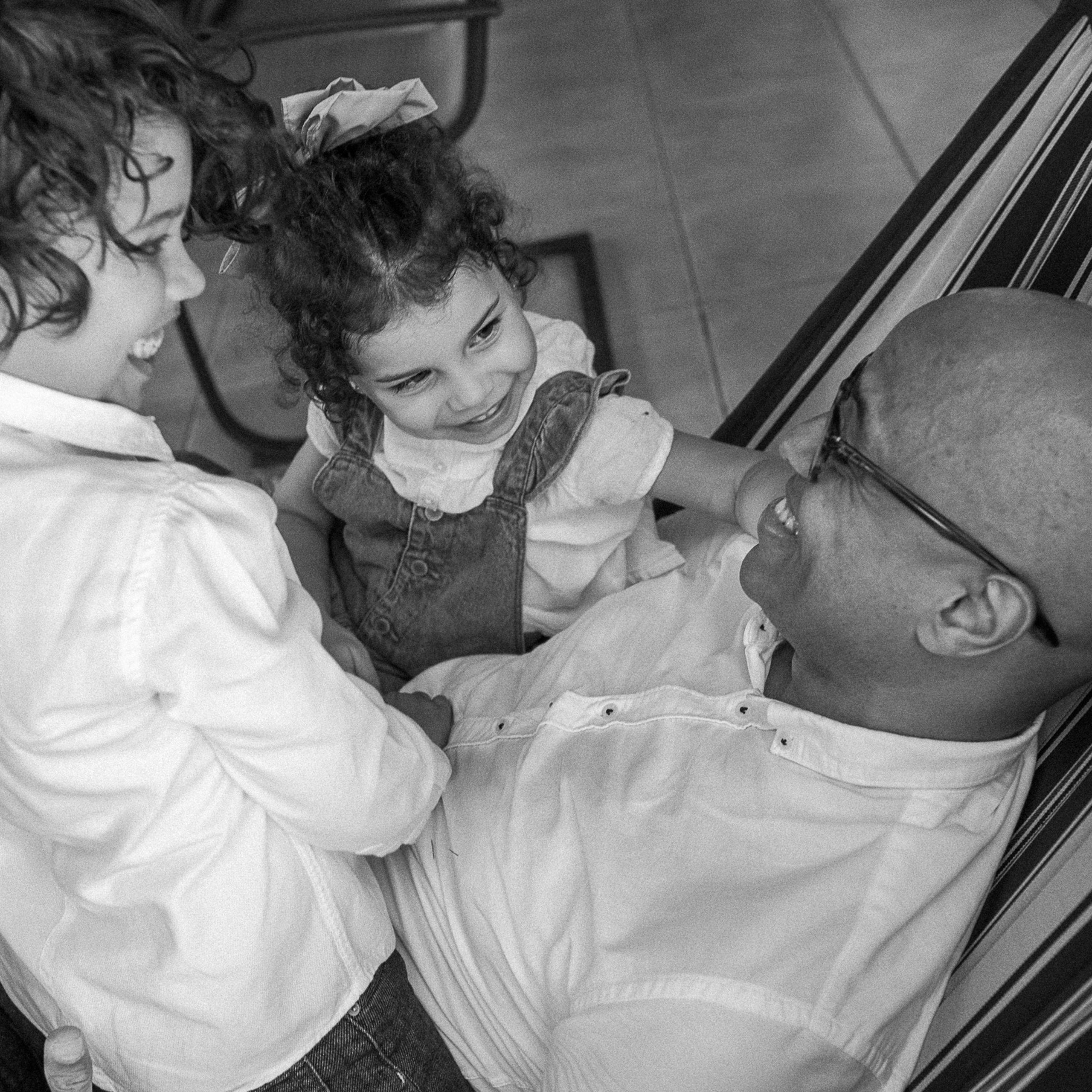 las fotos familiares con papá y los emociones negro blanco