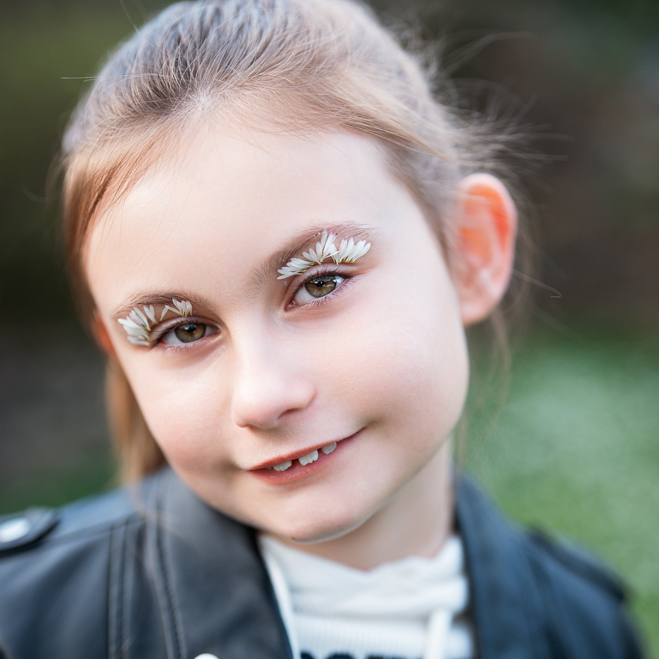 Zwischen Gänseblümchen