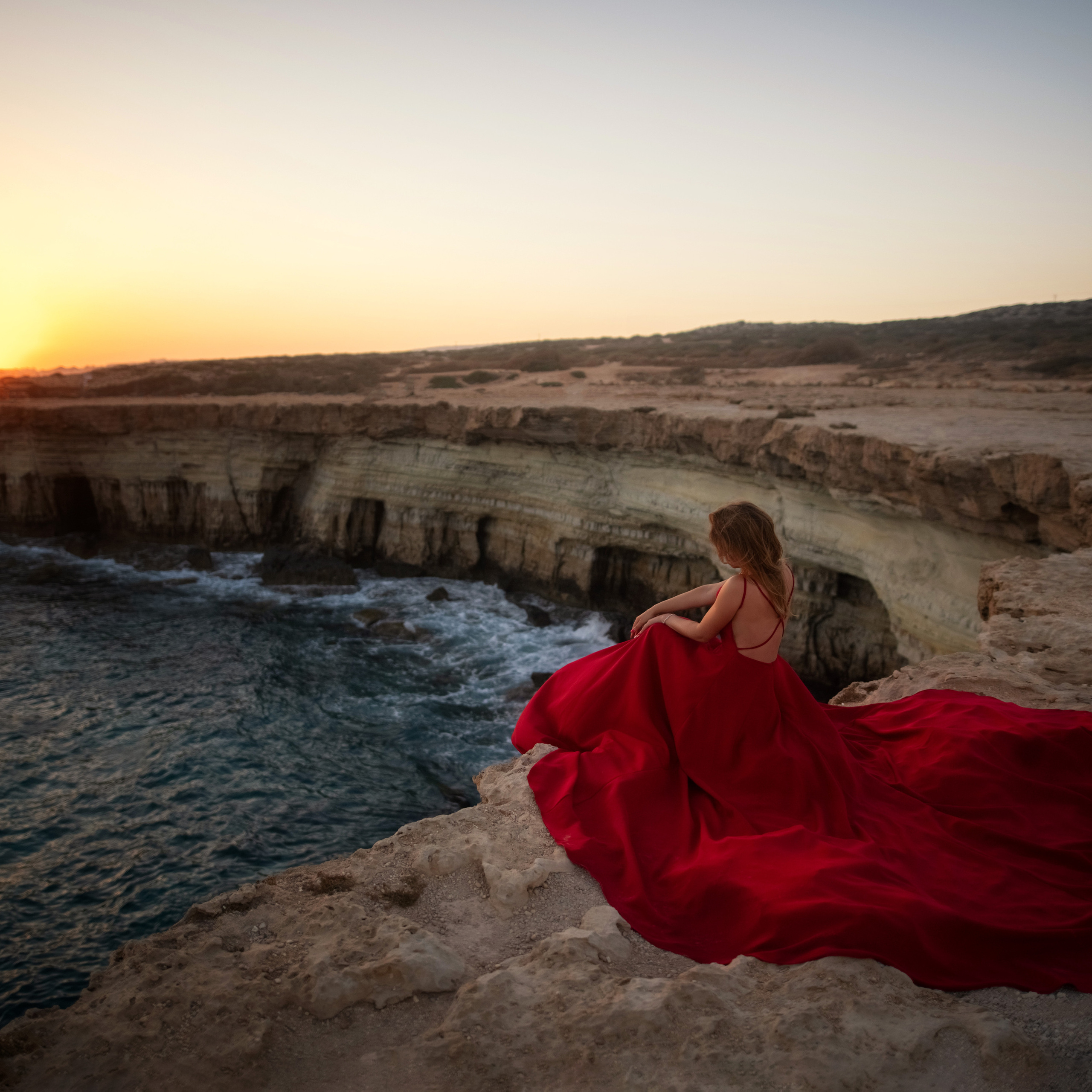 На скалах в шлейфовом платье