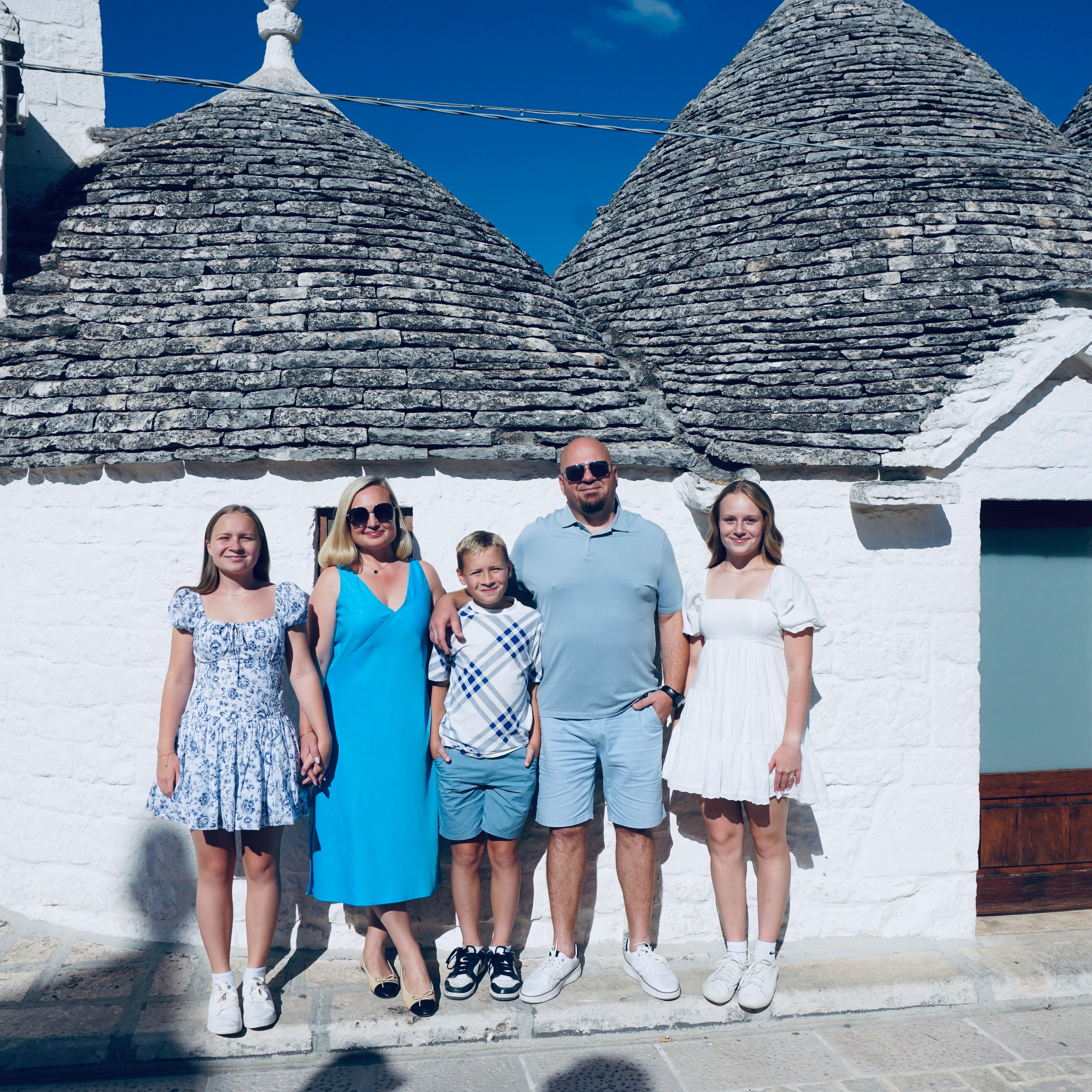 Passeggiata ad&nbsp;Alberobello con turisti americani felici