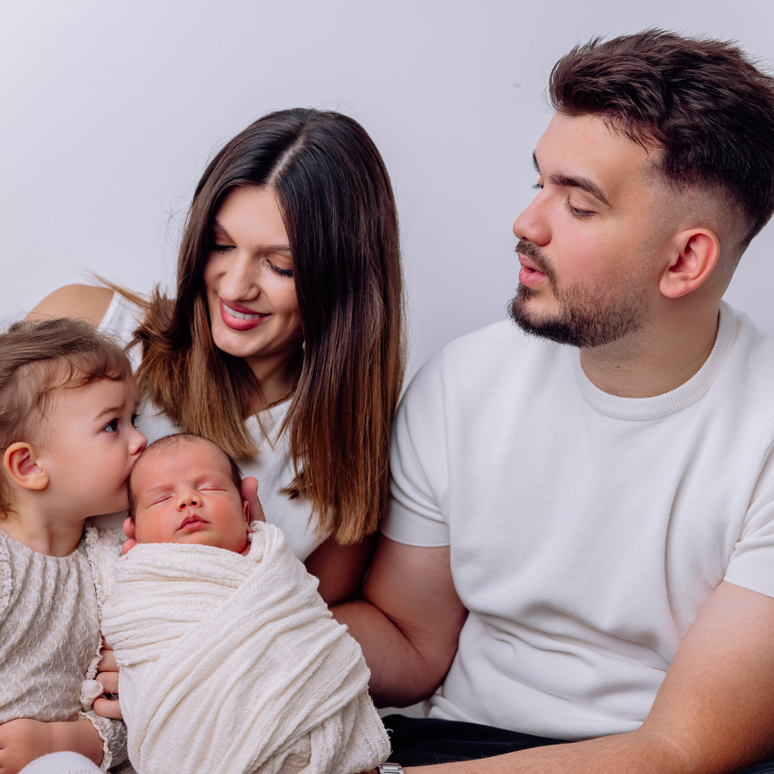 Zwei kleine Prinzessinnen mit Mama und Papa - Familienshooting zuhause