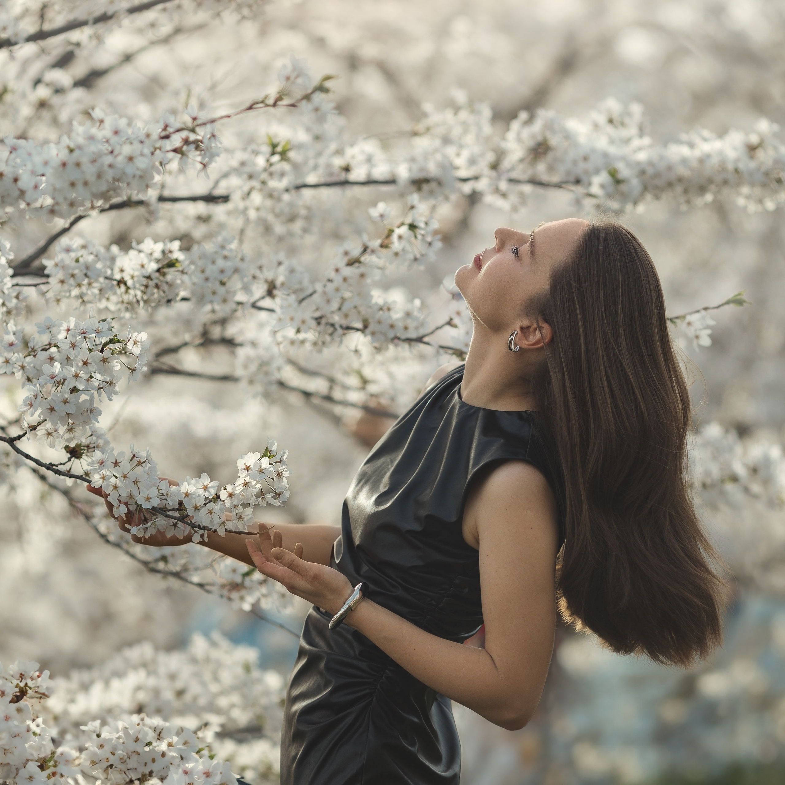 Прогулка Ольги в сакуре