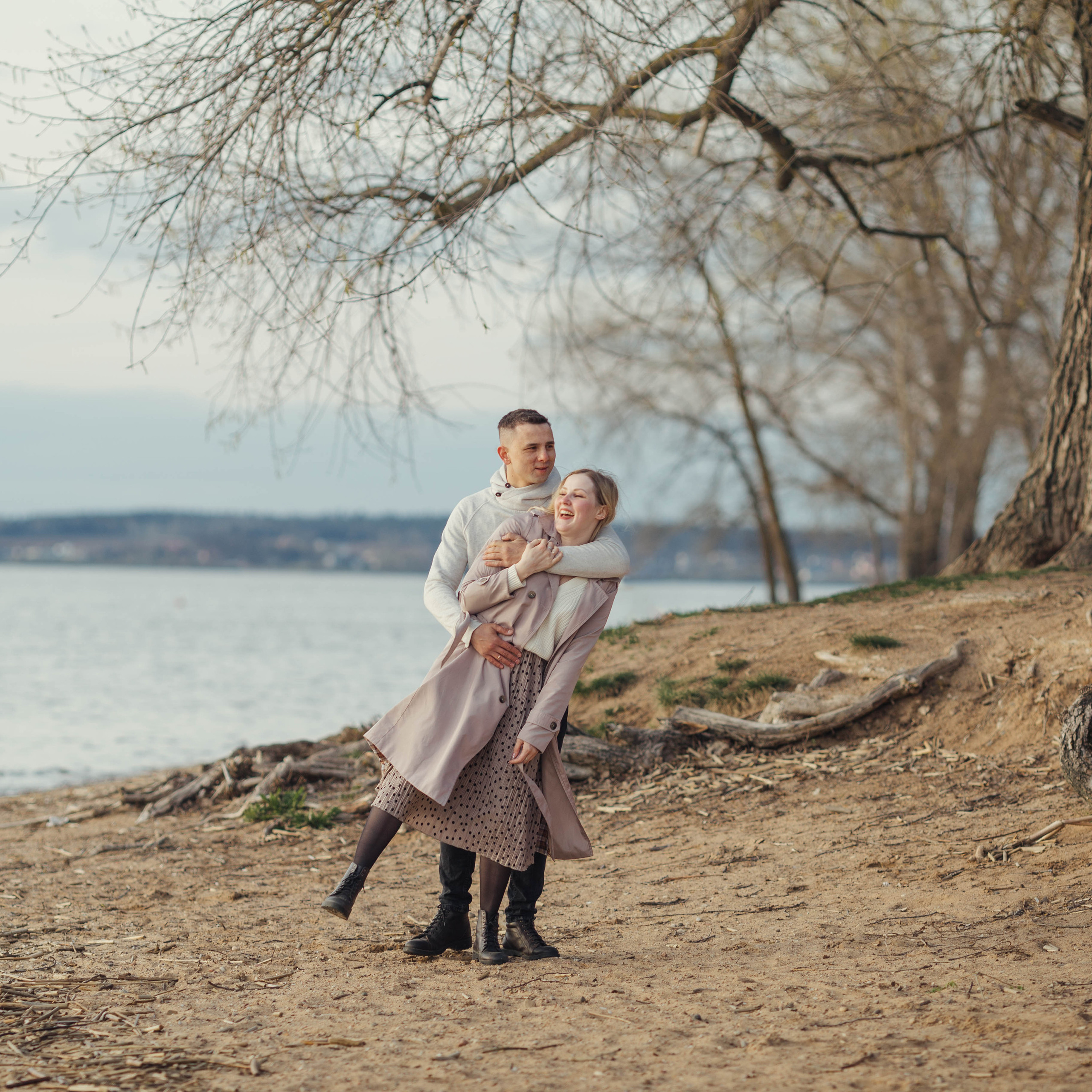 Юля и Лёша.Прогулка возле моря.