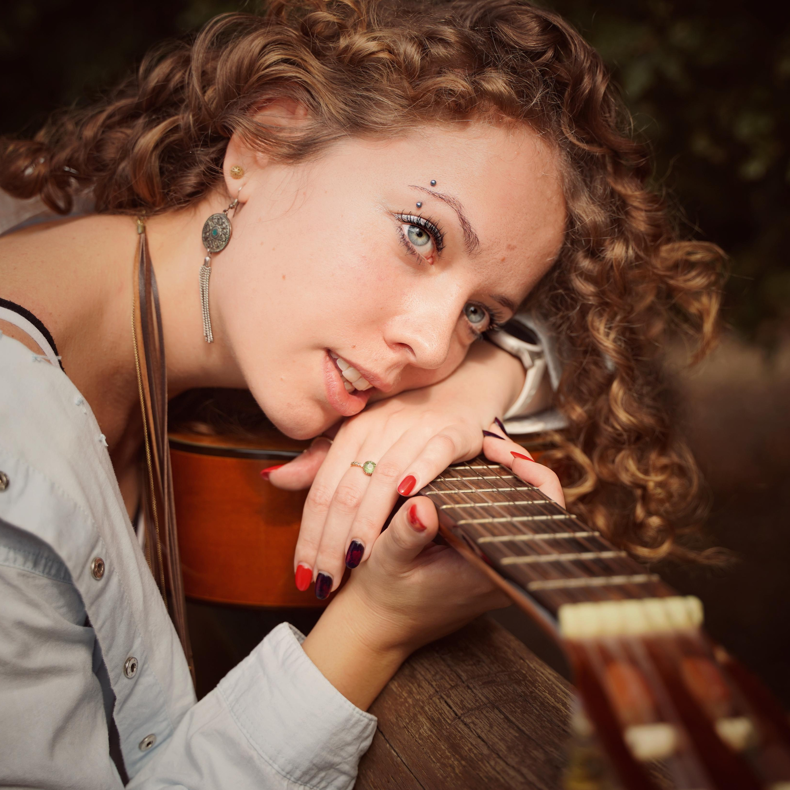 Девушка с гитарой