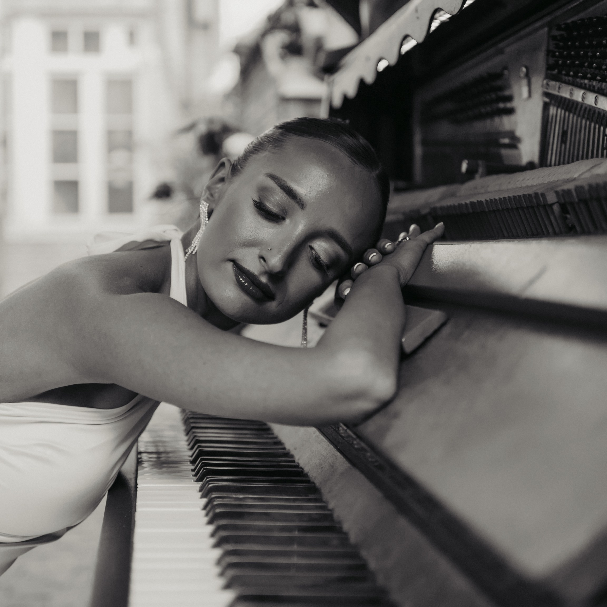 Anuka B&W. Lifestyle and wedding photographer in Dubai Valeria Kikvidze