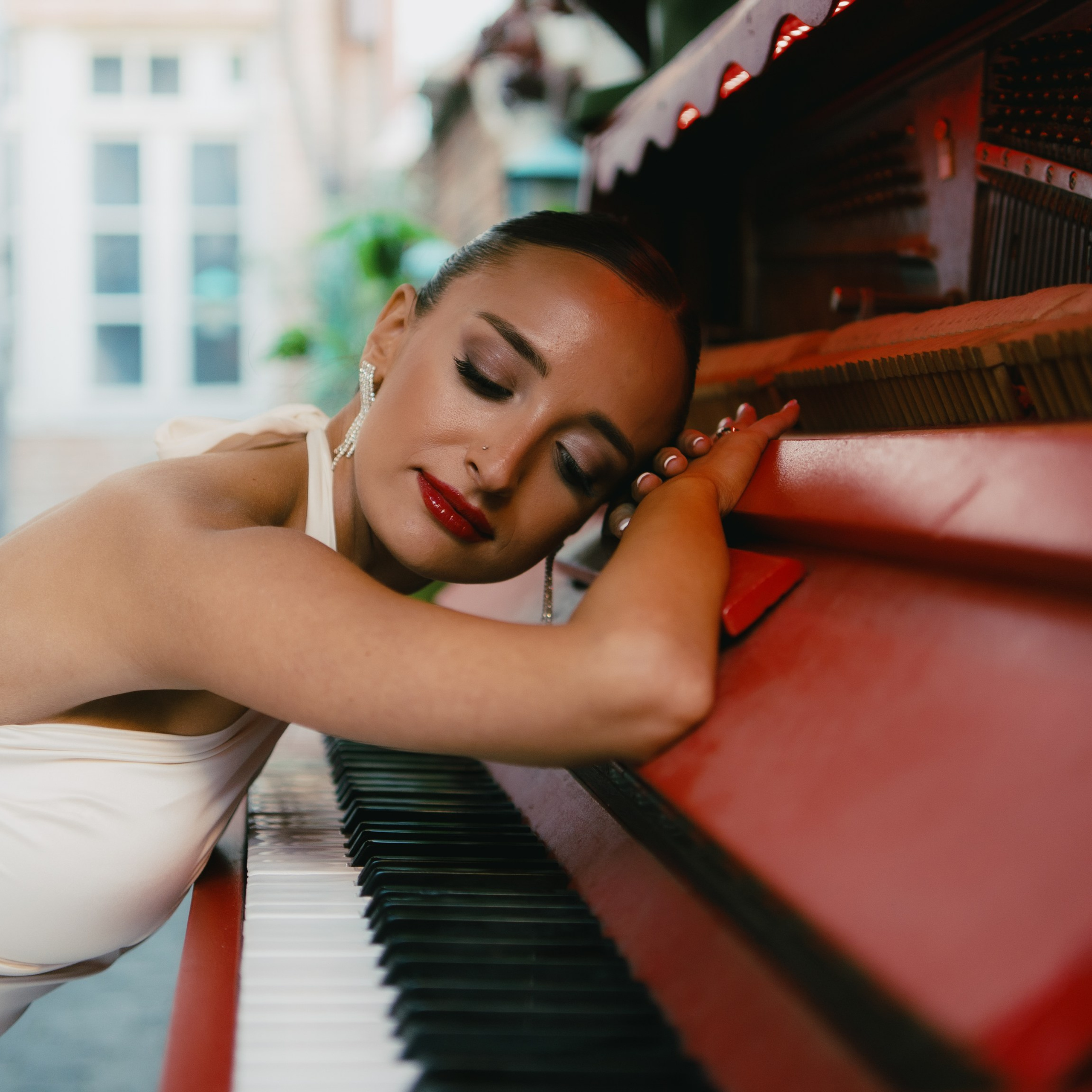 Love’s Red. Lifestyle and wedding photographer in Dubai Valeria Kikvidze