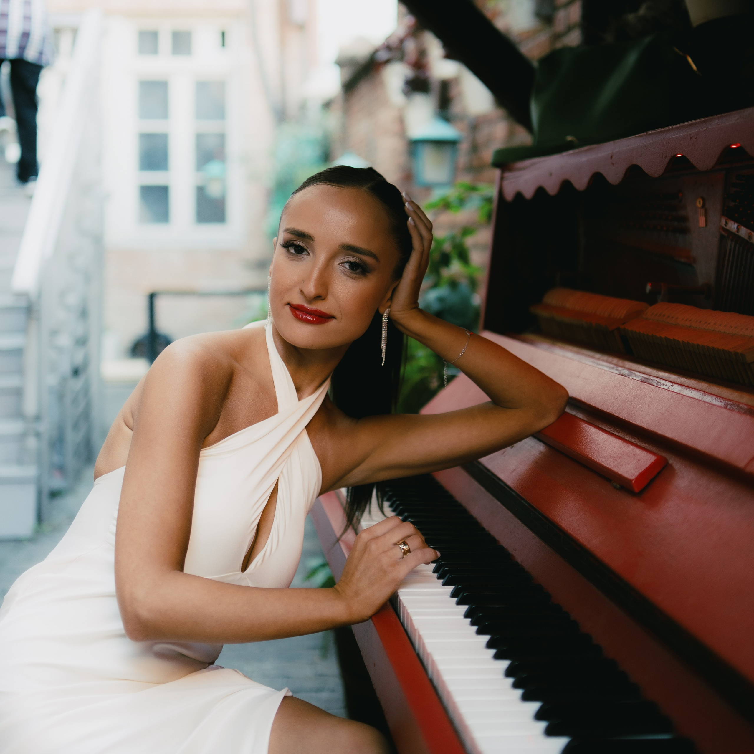 Love’s Red. Lifestyle and wedding photographer in Dubai Valeria Kikvidze