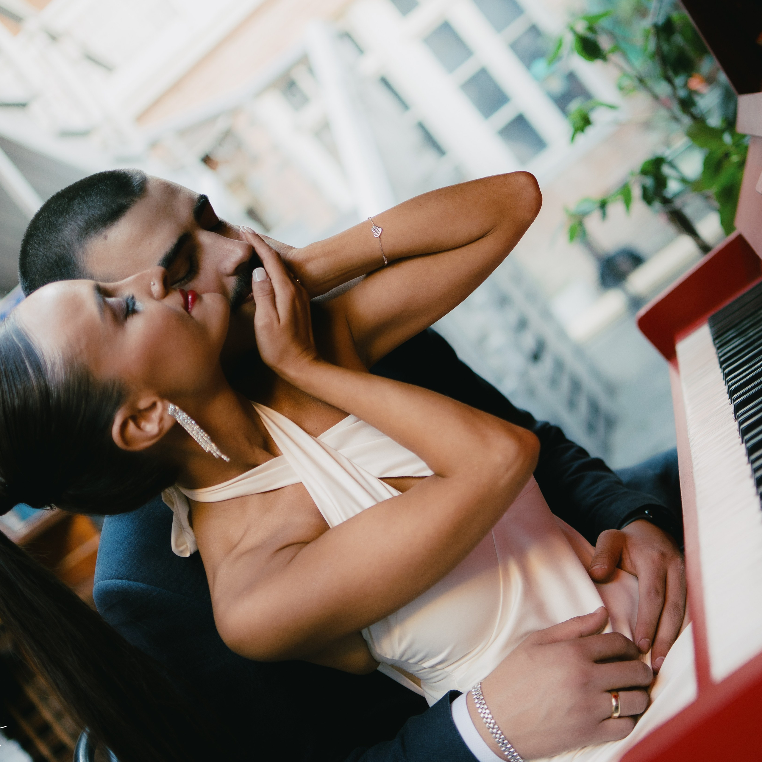 Love’s Red. Lifestyle and wedding photographer in Dubai Valeria Kikvidze