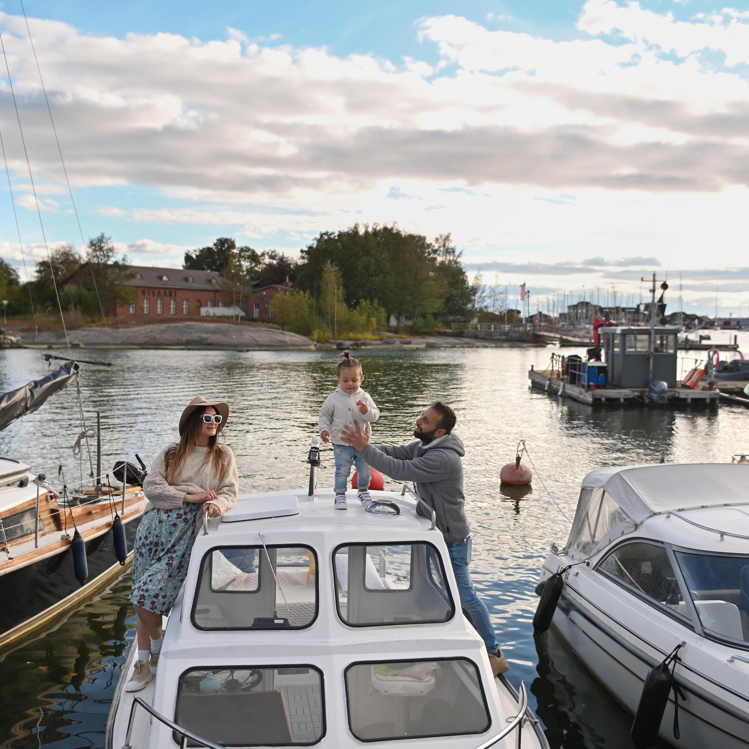 Семейная фотосессия с катером и ужином