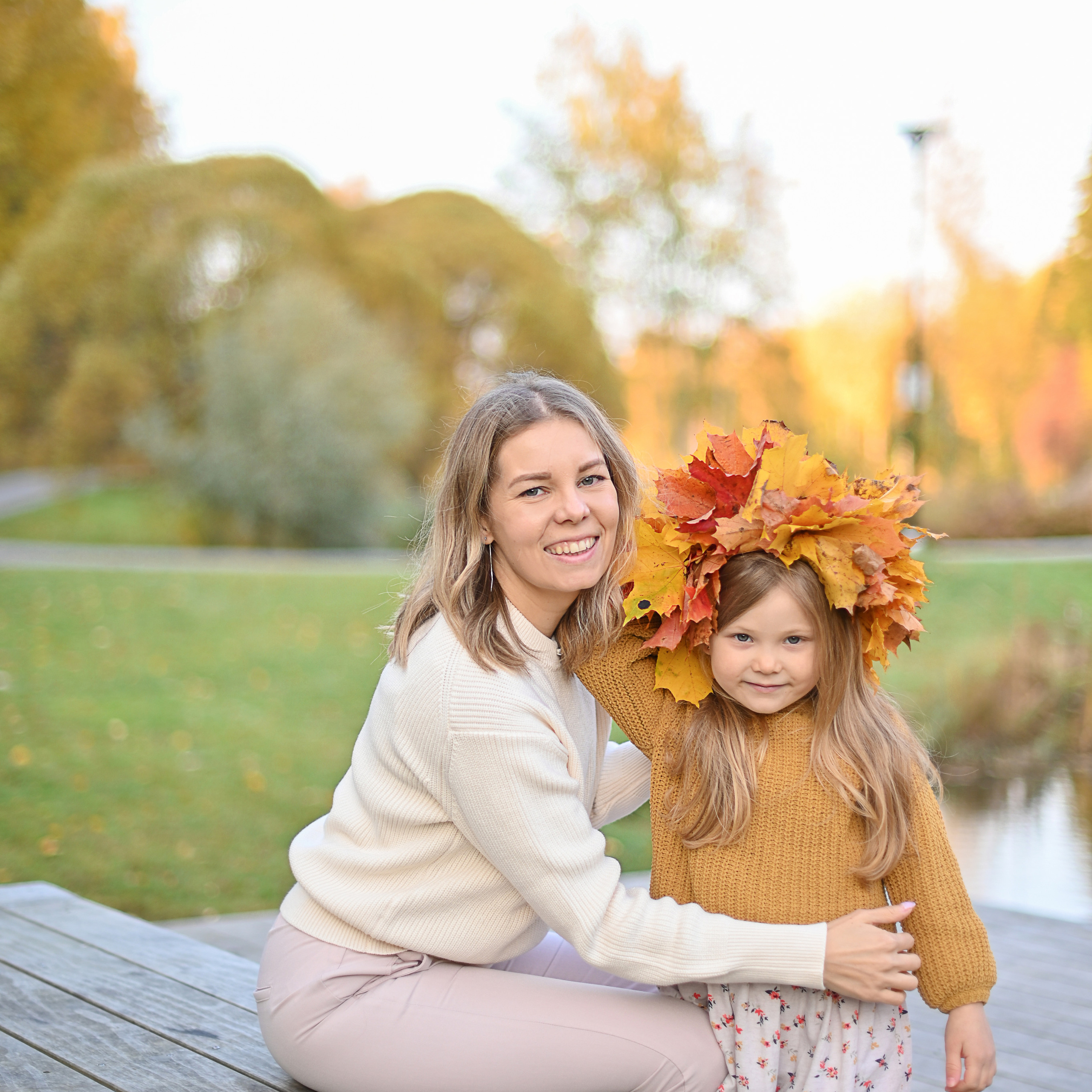 Мама и дочь в осеннем парке на прогулке