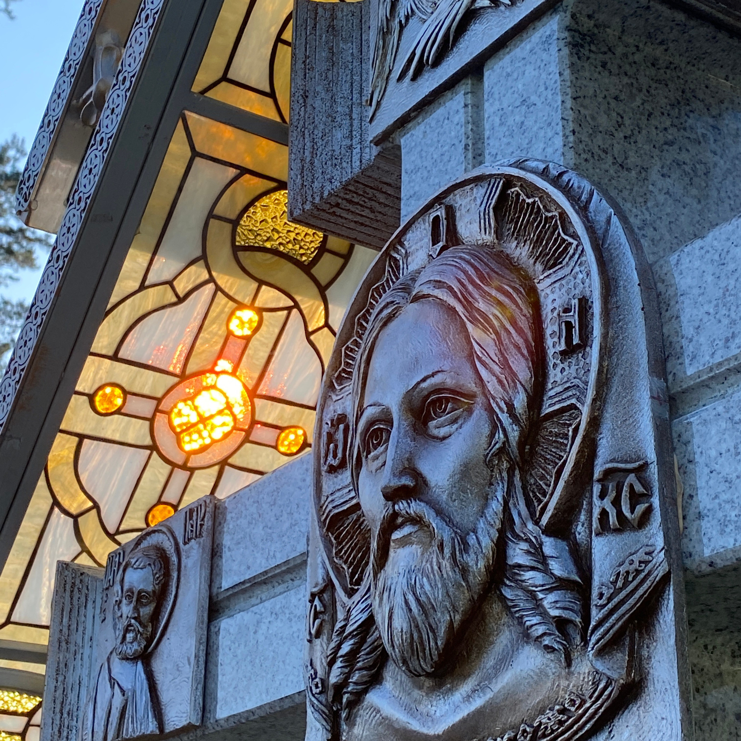 Мемориальная композиция в Успенском Жировичском ставропигиальном монастыре