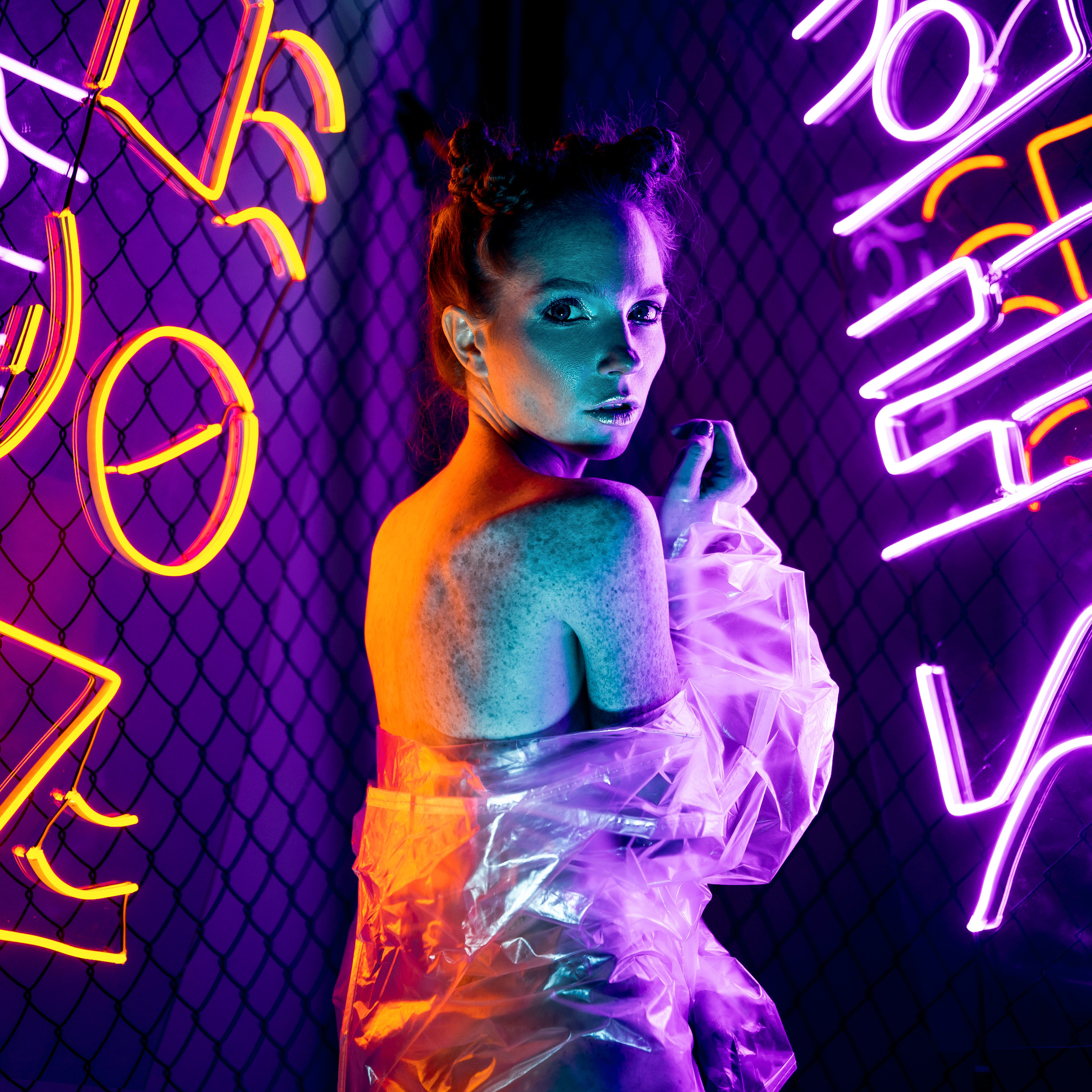 Оксана. Студия, неон