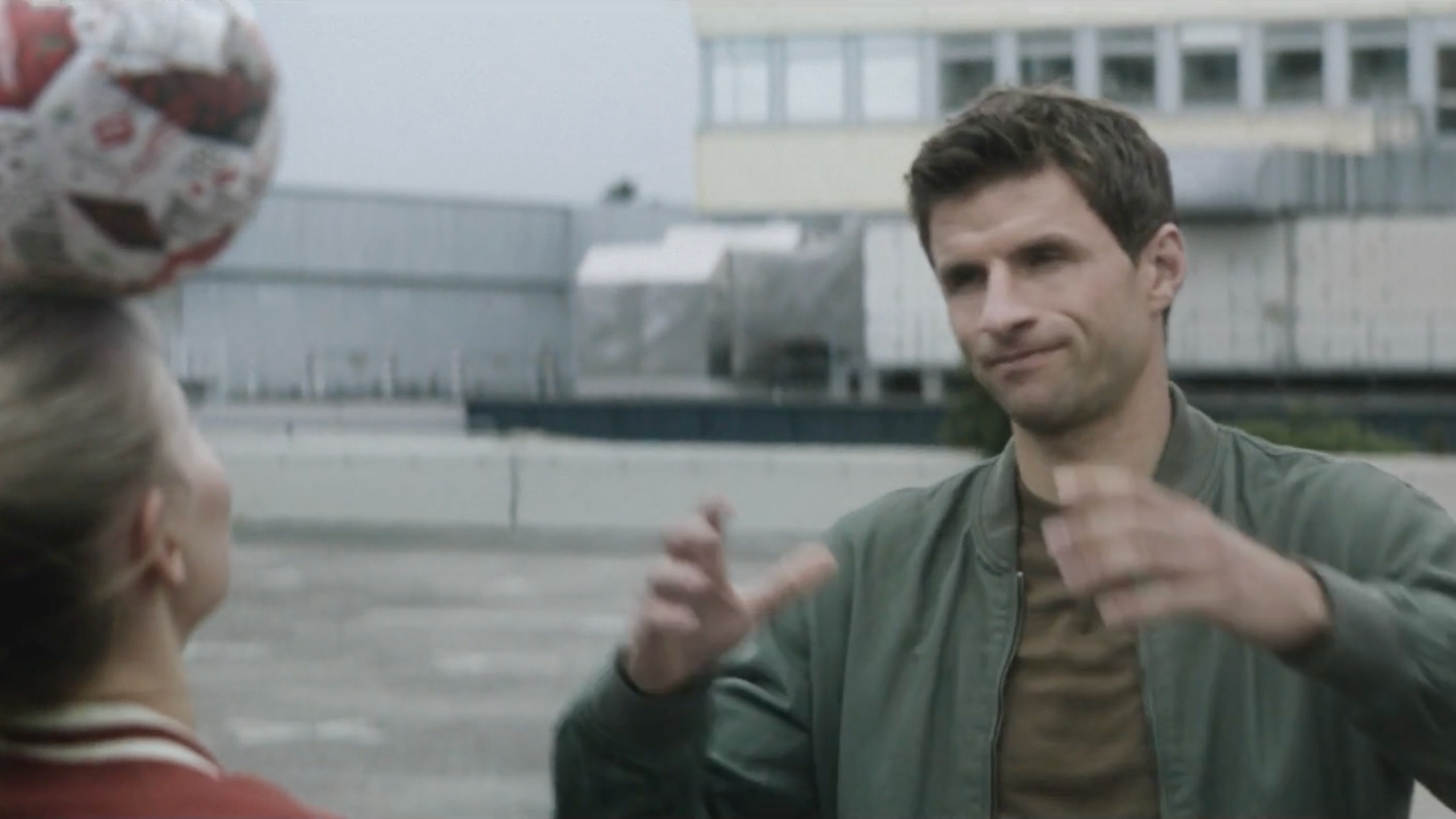 Tom & Jerry style hunt between Soccer Legend Thomas Müller & and the female skiller worldchampion.