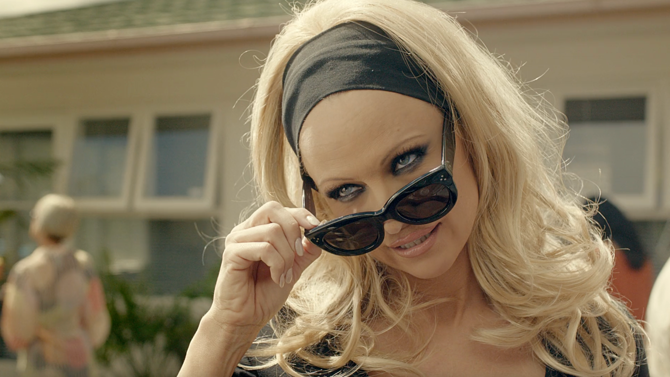 “What to Do When Pamela Anderson Gives Everyone a Woody? 🤔🔥”