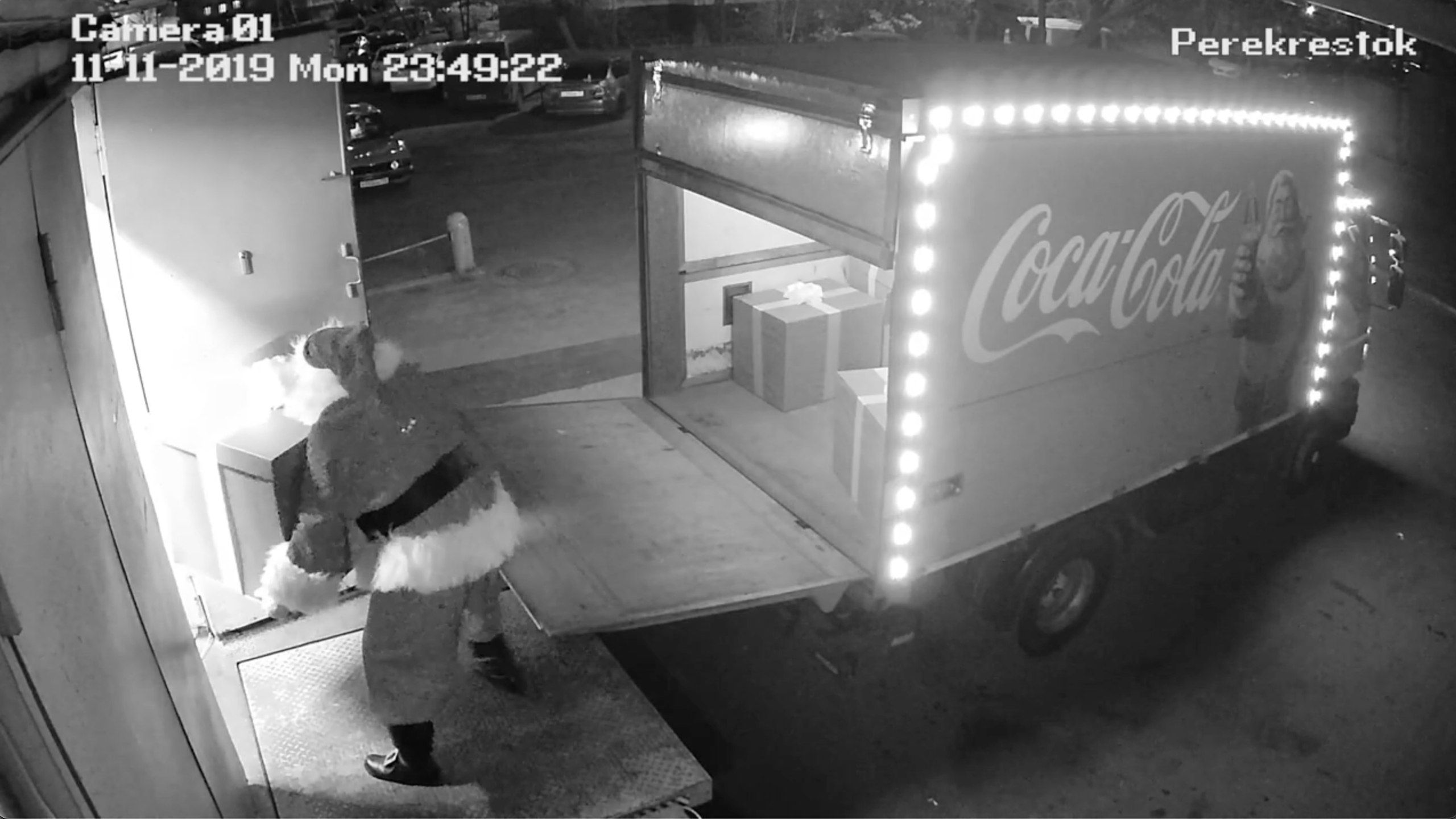“Santa Breaks Into a Supermarket for Coke — Chaos Ensues in Coca-Cola’s Global Top 5 Ad”