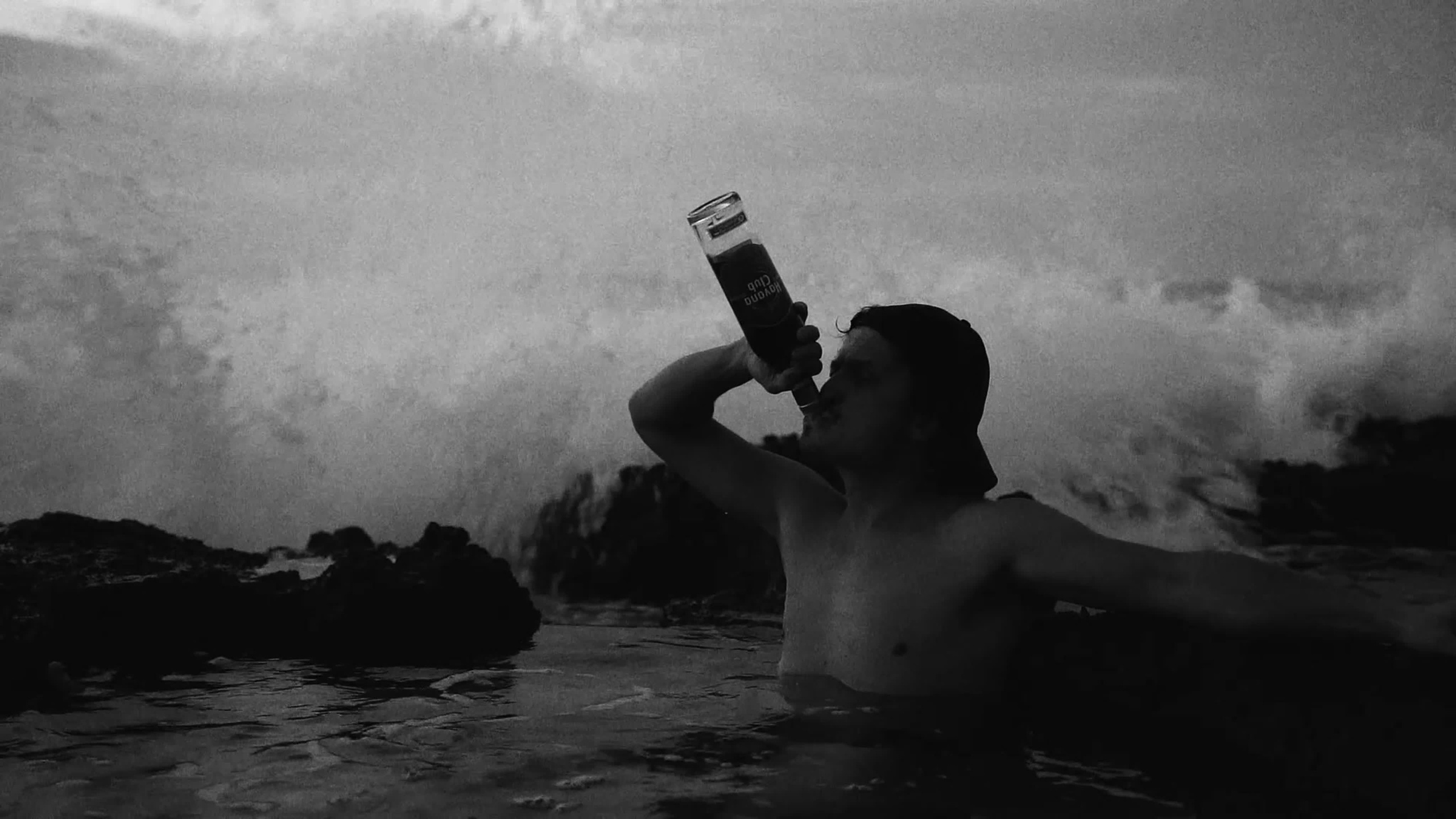 Киноработы оператора, режиссёра, монтажера и выдумщика Ивана Черных. Стрит-фотография, полная абсурда, идиотизма и красоты