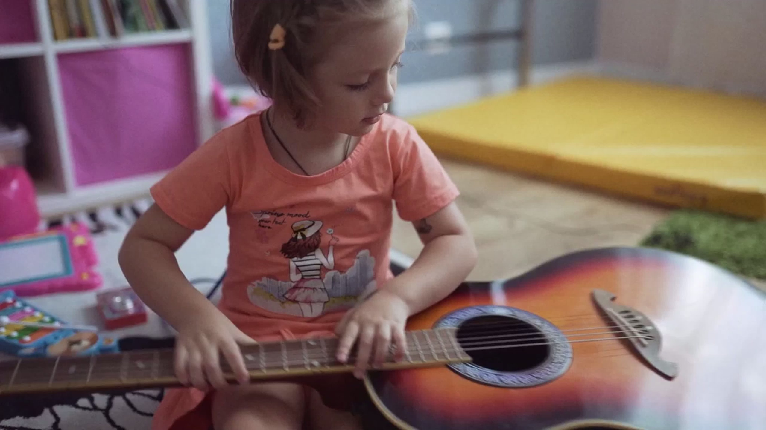 Киноработы оператора, режиссёра, монтажера и выдумщика Ивана Черных. Стрит-фотография, полная абсурда, идиотизма и красоты