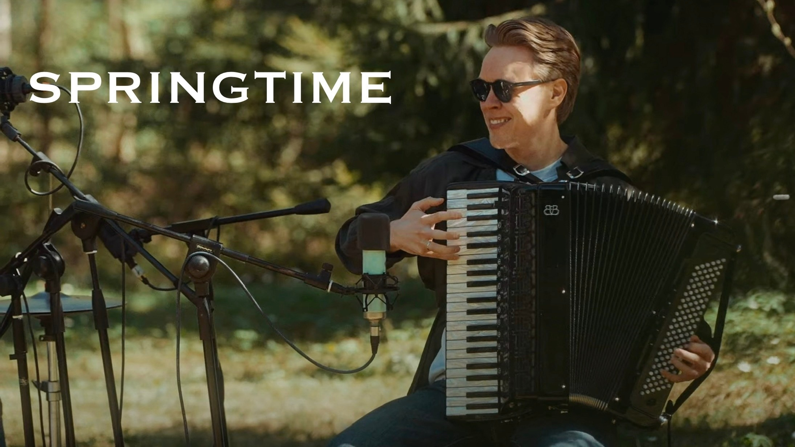 Киноработы оператора, режиссёра, монтажера и выдумщика Ивана Черных. Стрит-фотография, полная абсурда, идиотизма и красоты