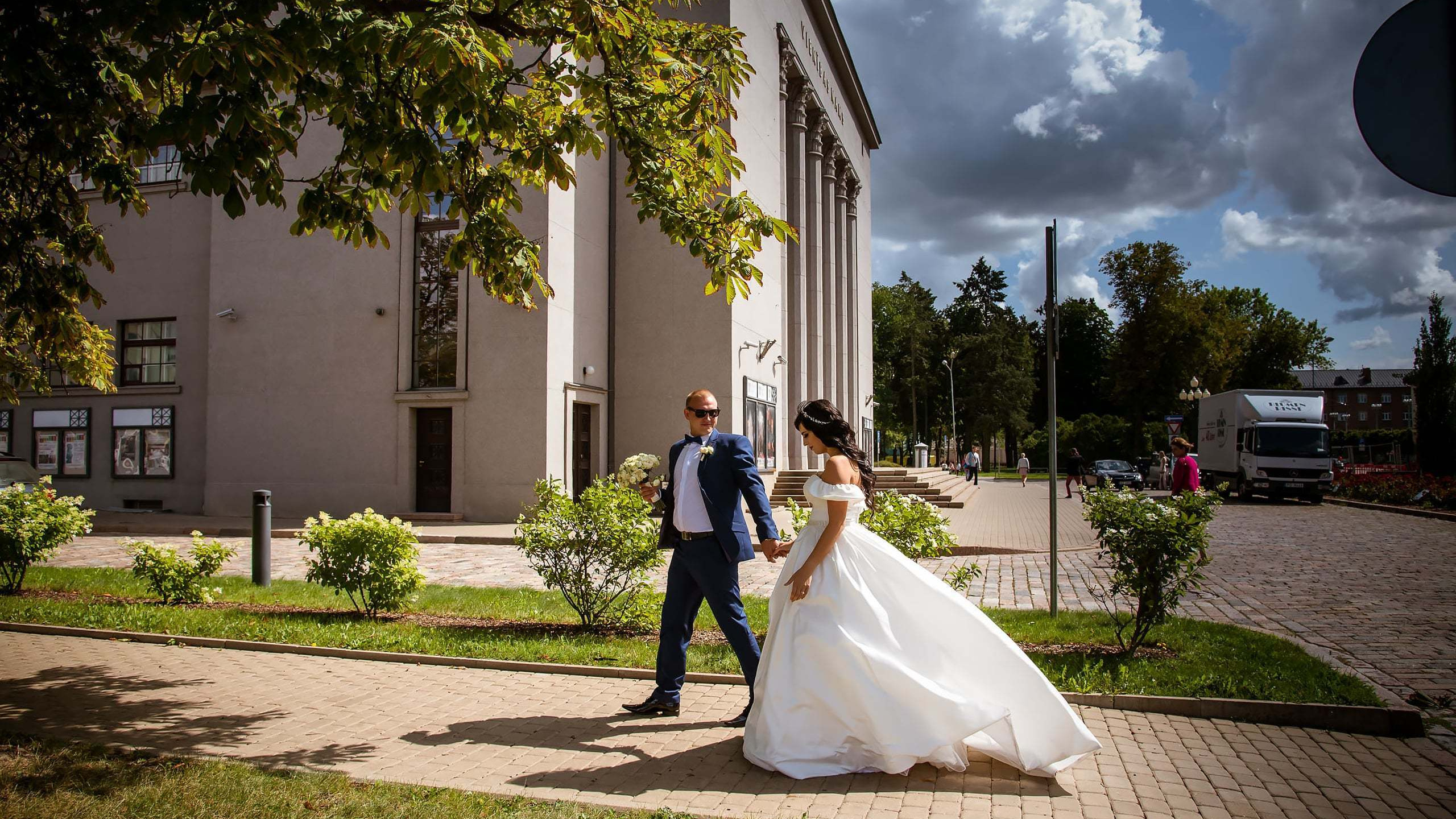 Фотосессия свадьбы в лесу и театре. Фотограф Ромуальд Рубенис и Артемий Сташанс