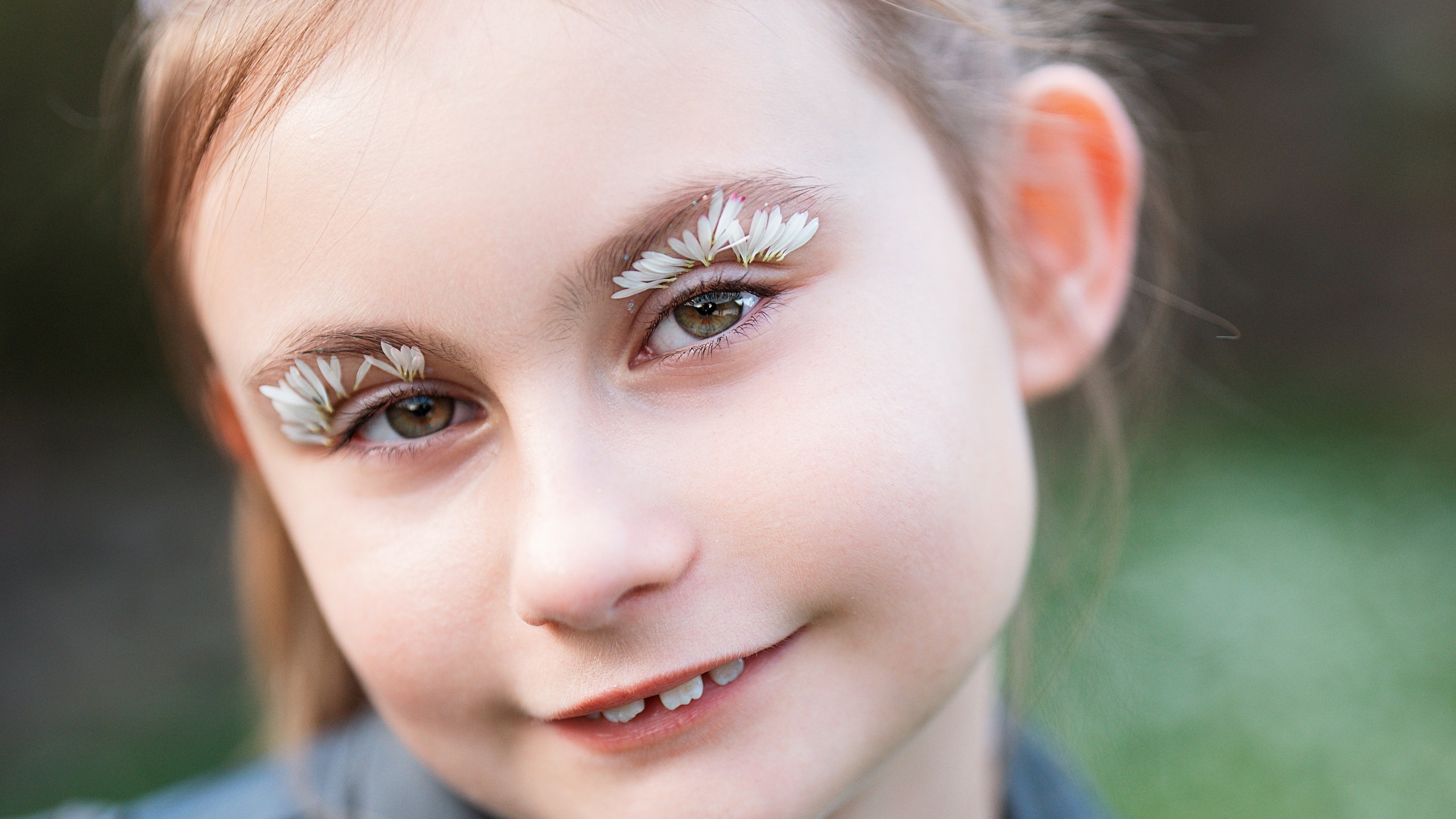 Zwischen Gänseblümchen