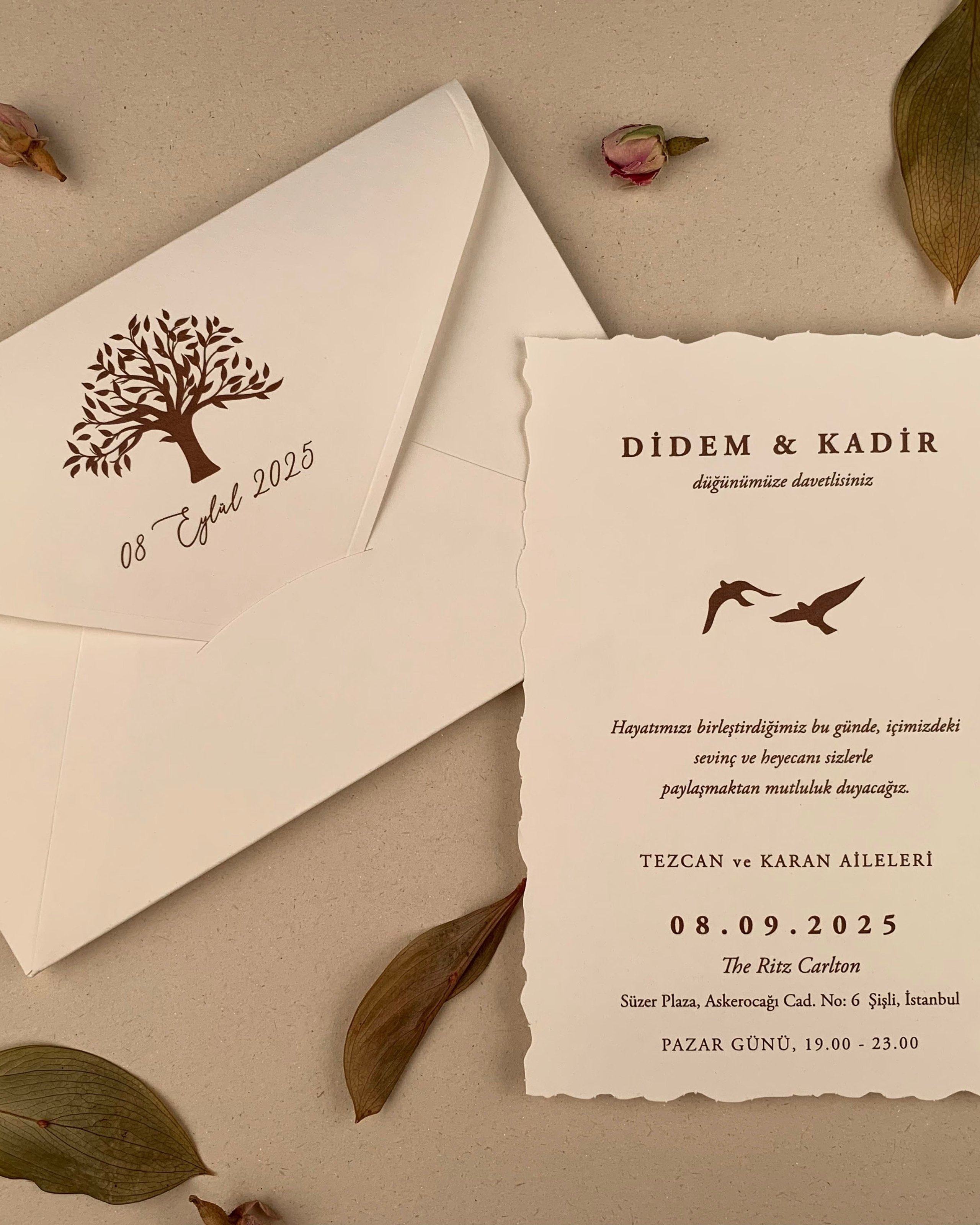 Ella – colecția ta de suflet pentru invitații de nuntă. Designuri elegante, hârtie de calitate și plicuri asortate.