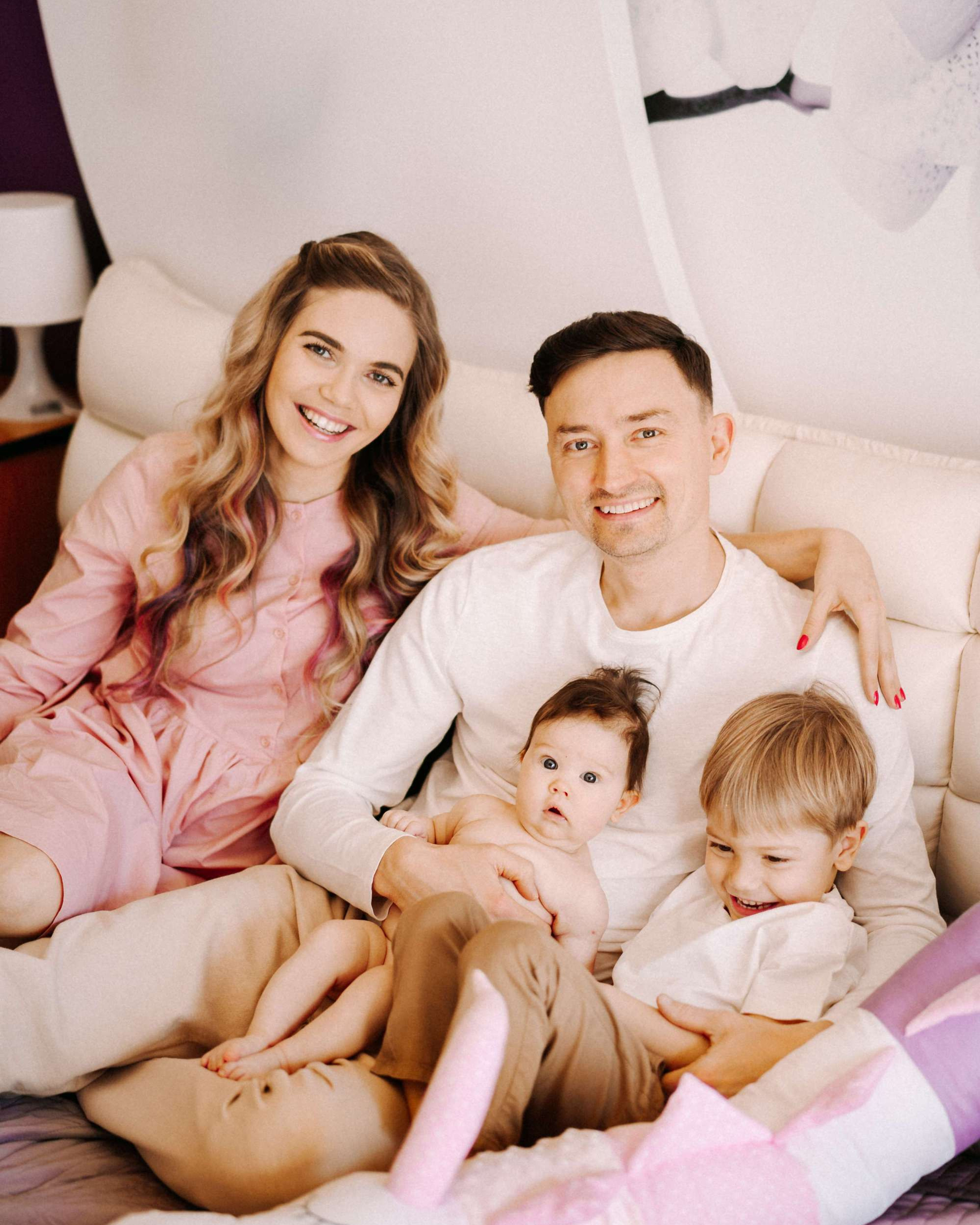 FAMILY SESSION AT HOME