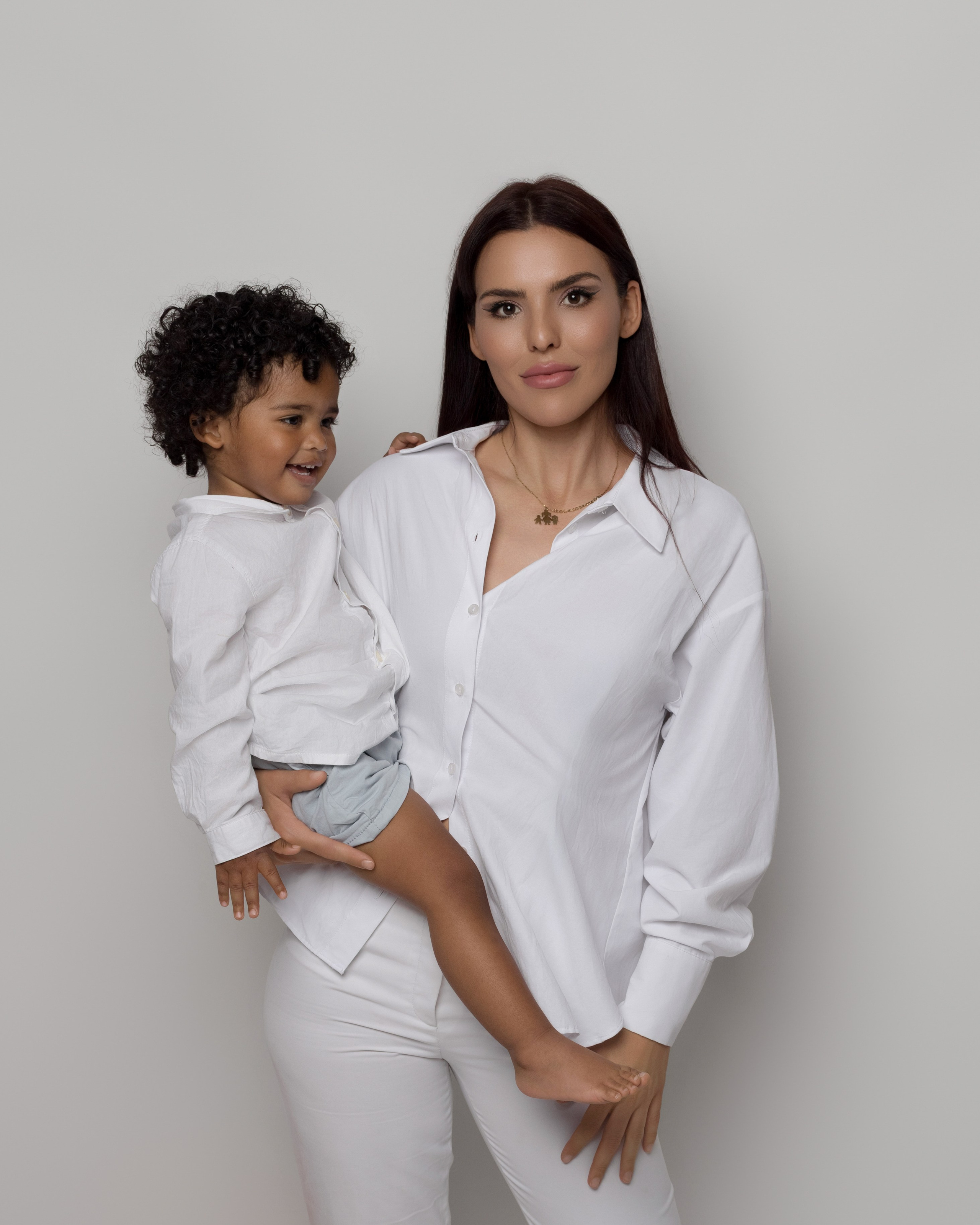 MADRE CON LOS NIÑOS PEQUEÑOS