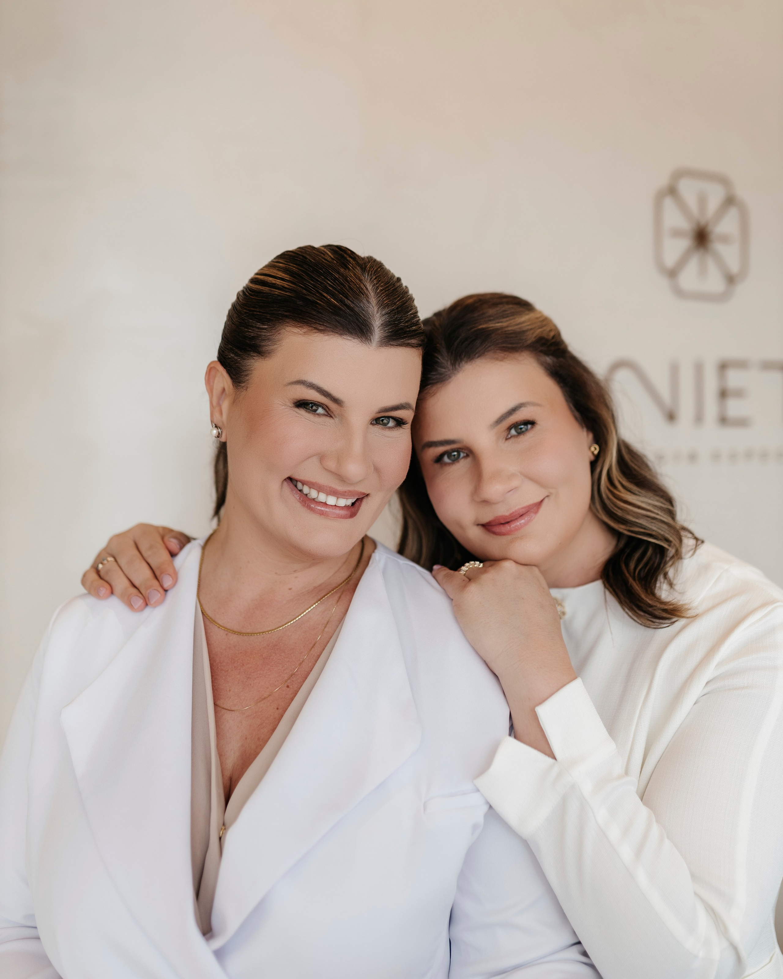 Dra. Adele & Dra. Aline | Dentistas