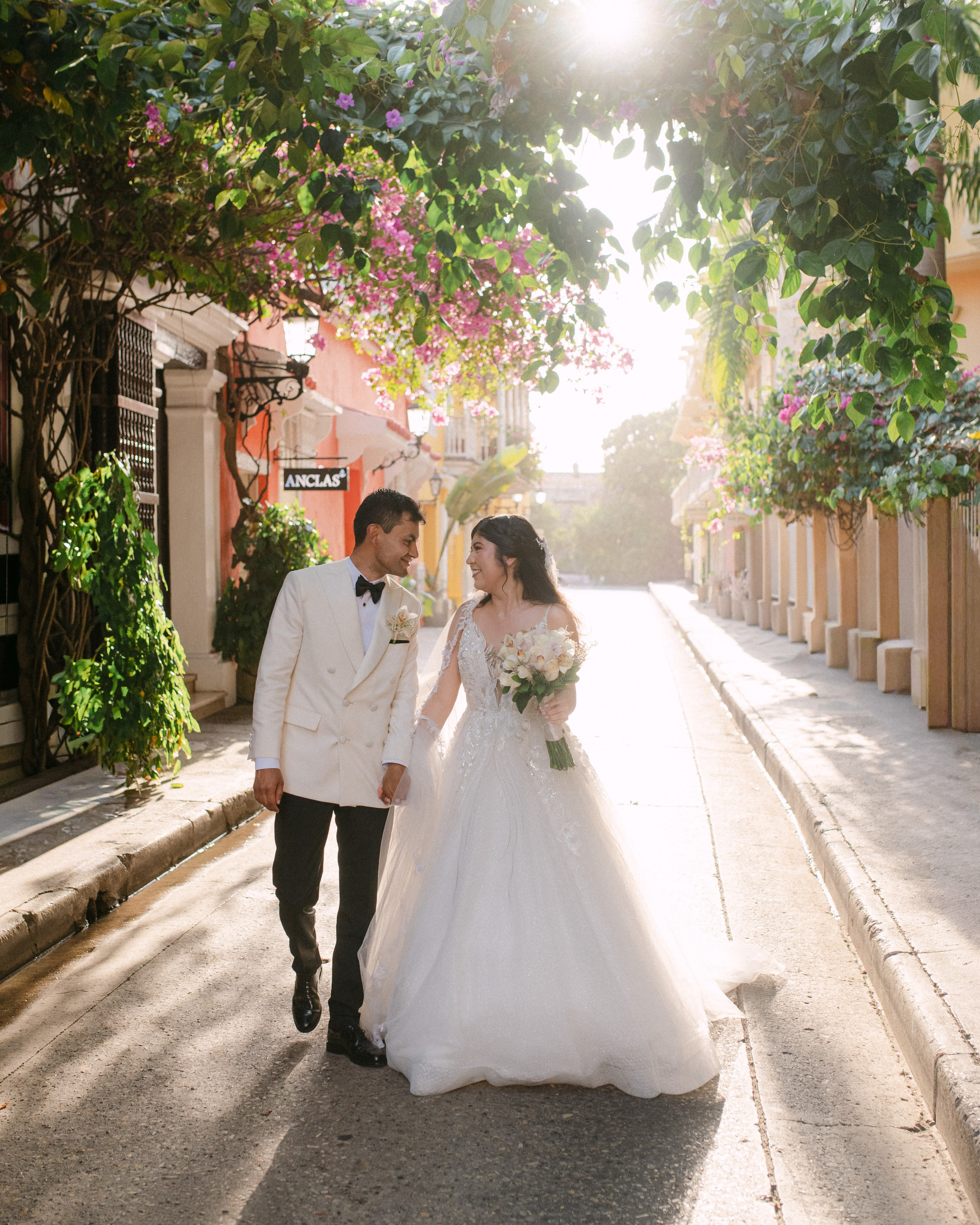 Johan + Lilia | Newlyweds Photo Session in&nbsp;Cartagena – César Vanegas Photography