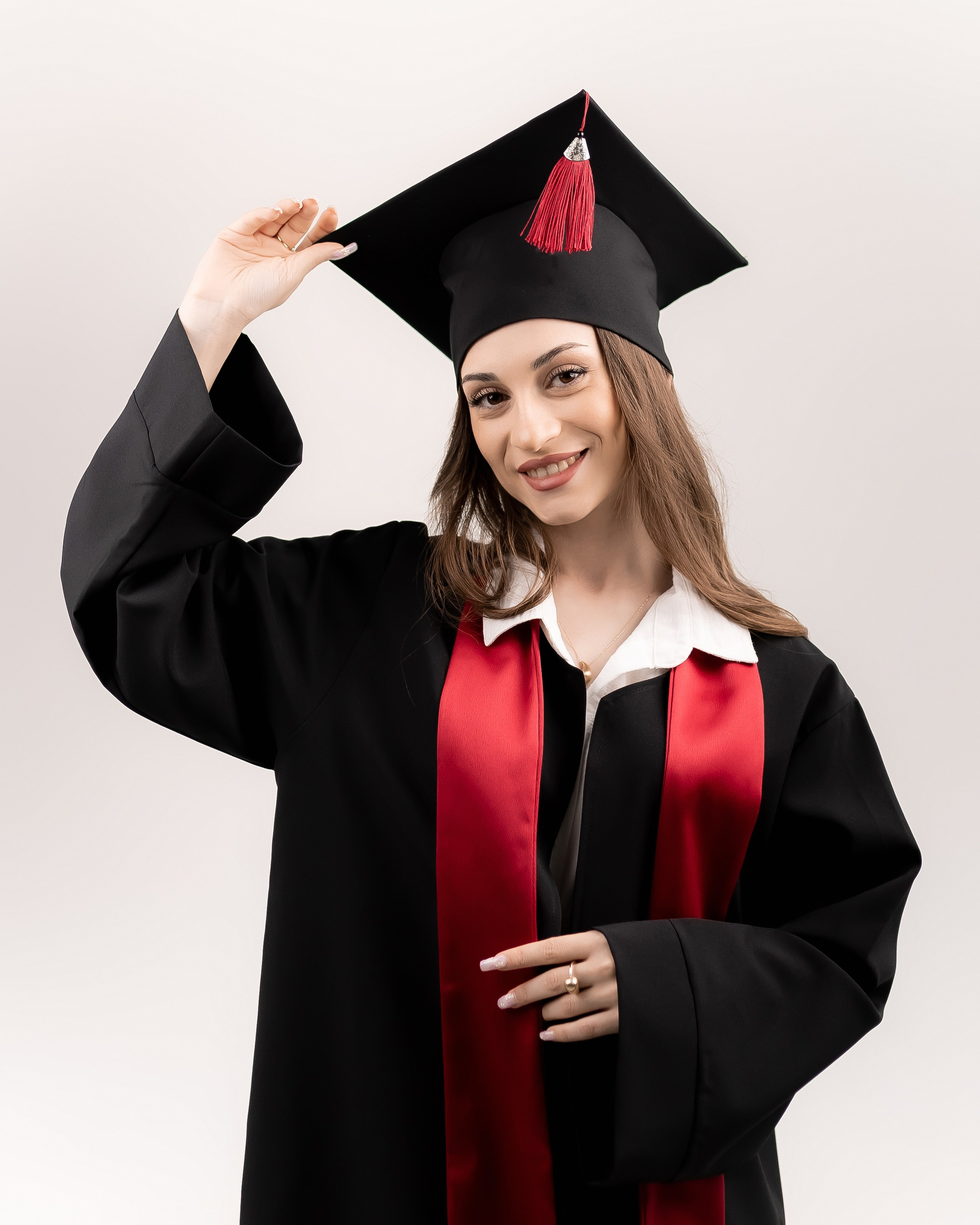 Premium Qara — Qırmızı Şarfla