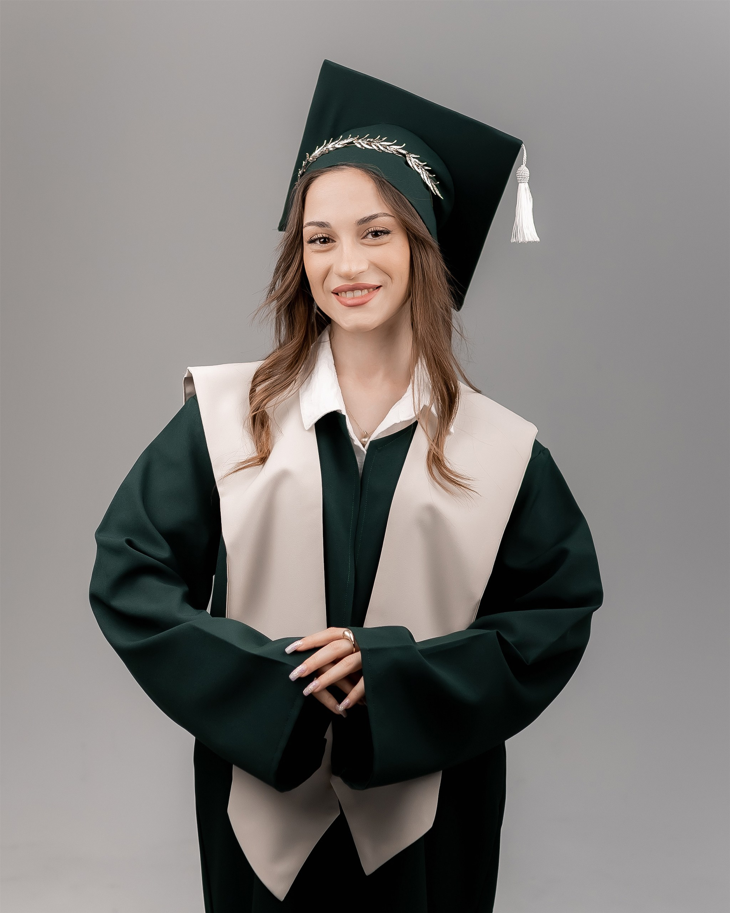 Tünd yaşıl — Krem şarfla