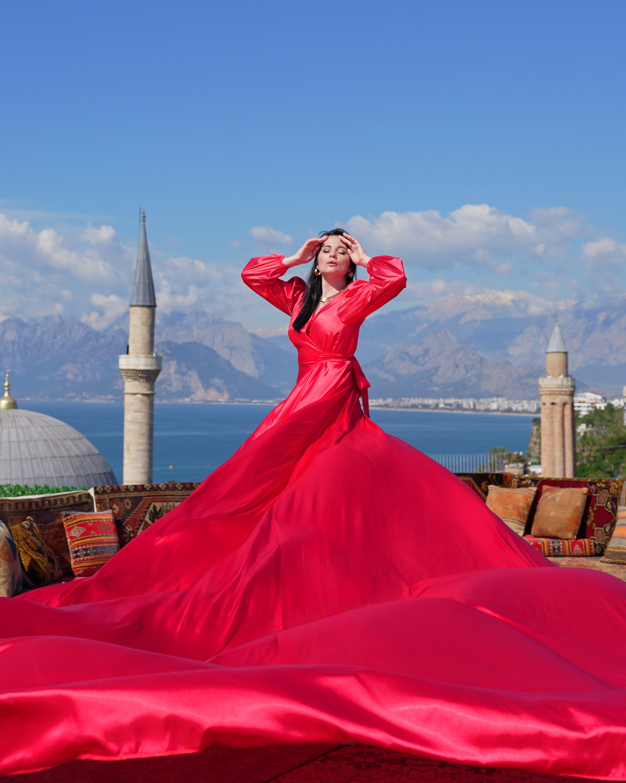 Фотосессия в&nbsp;летящих платьях на&nbsp;крыше