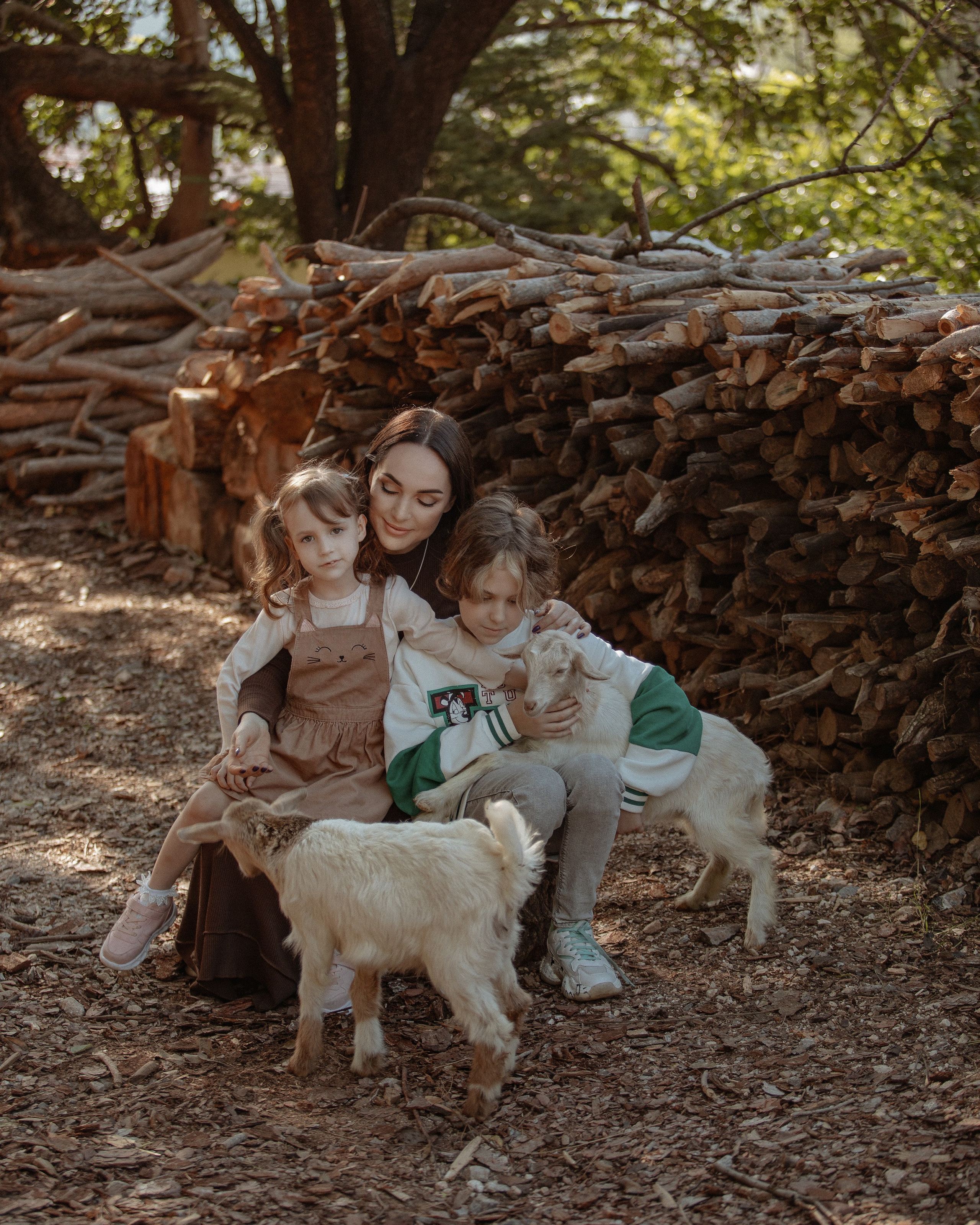 Семейная фотосессия с козлятами