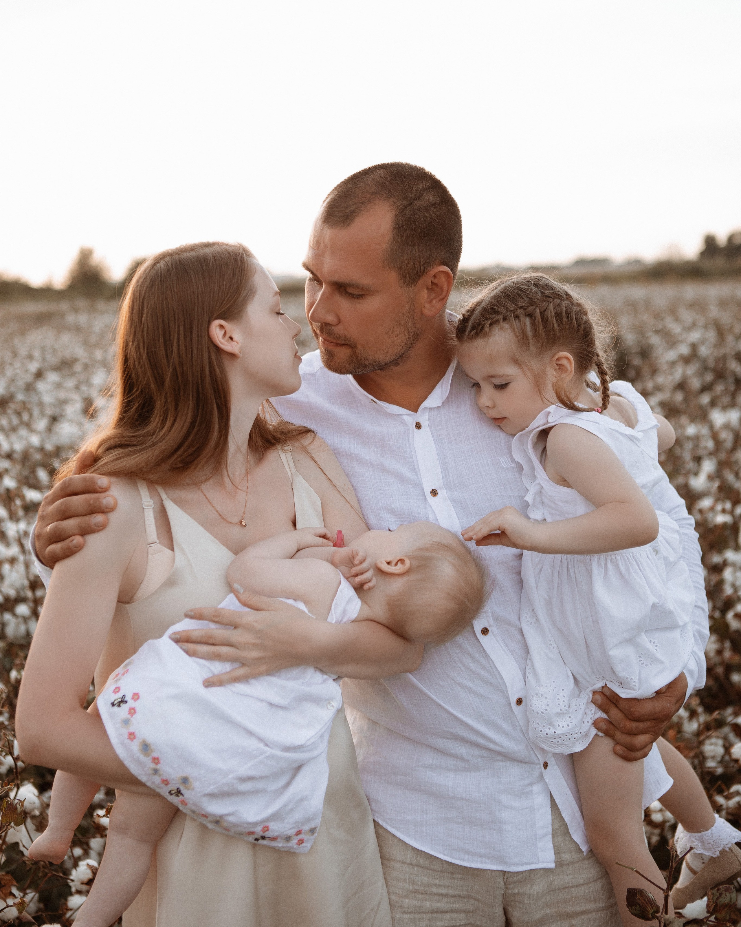Семейная фотосессия в хлопковом поле