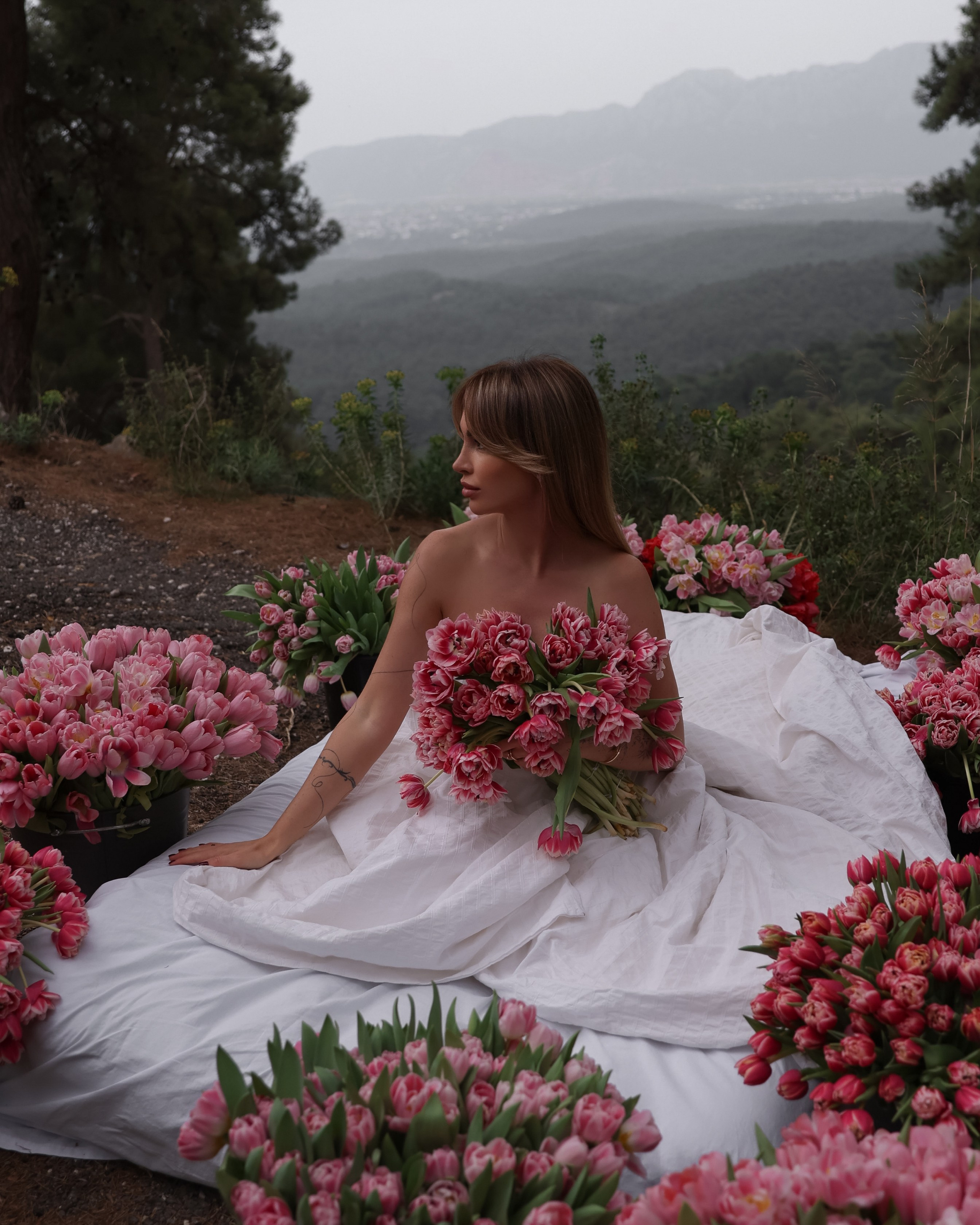 Девушка с тюльпанами