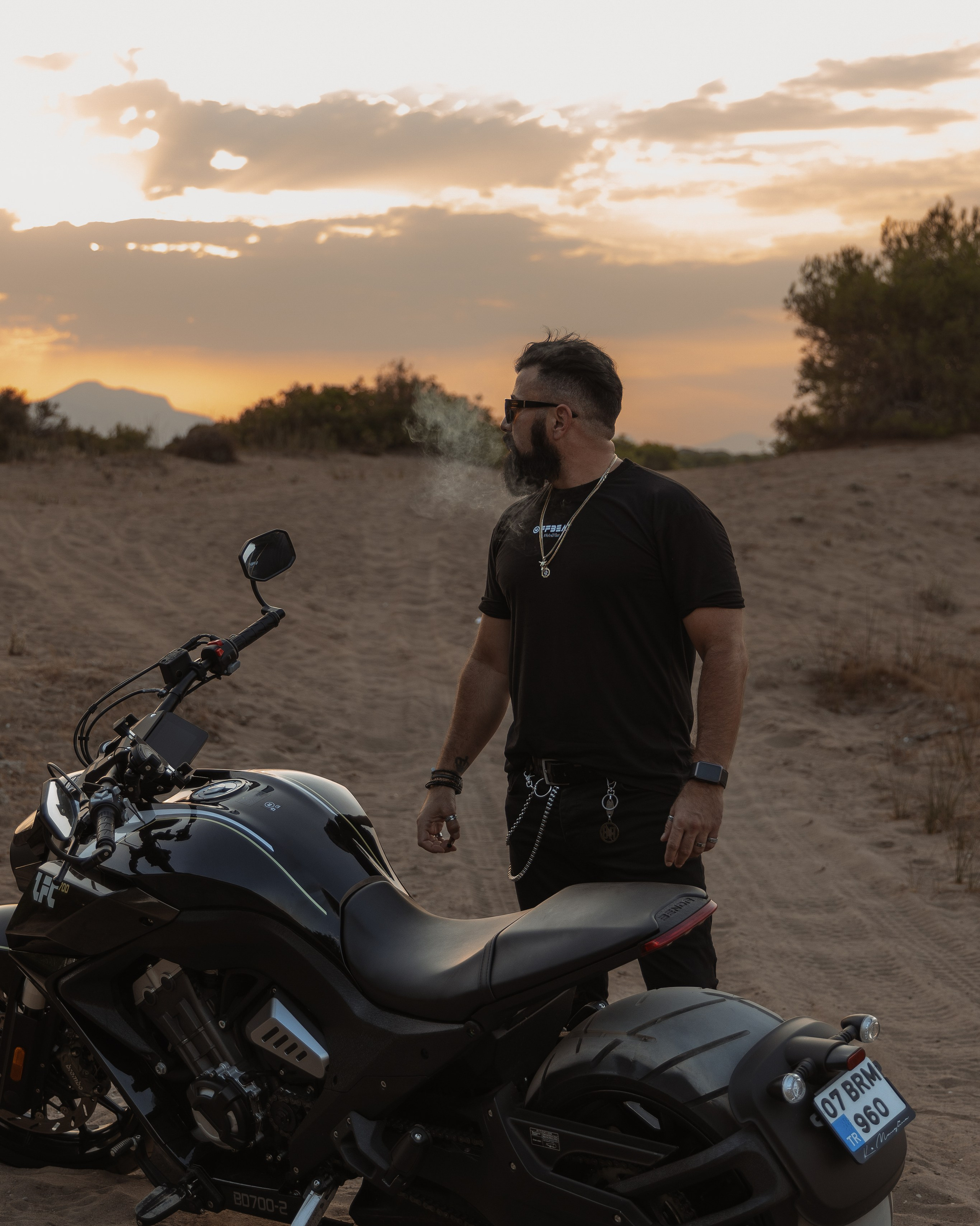 Мужская фотосессия с мотоциклом